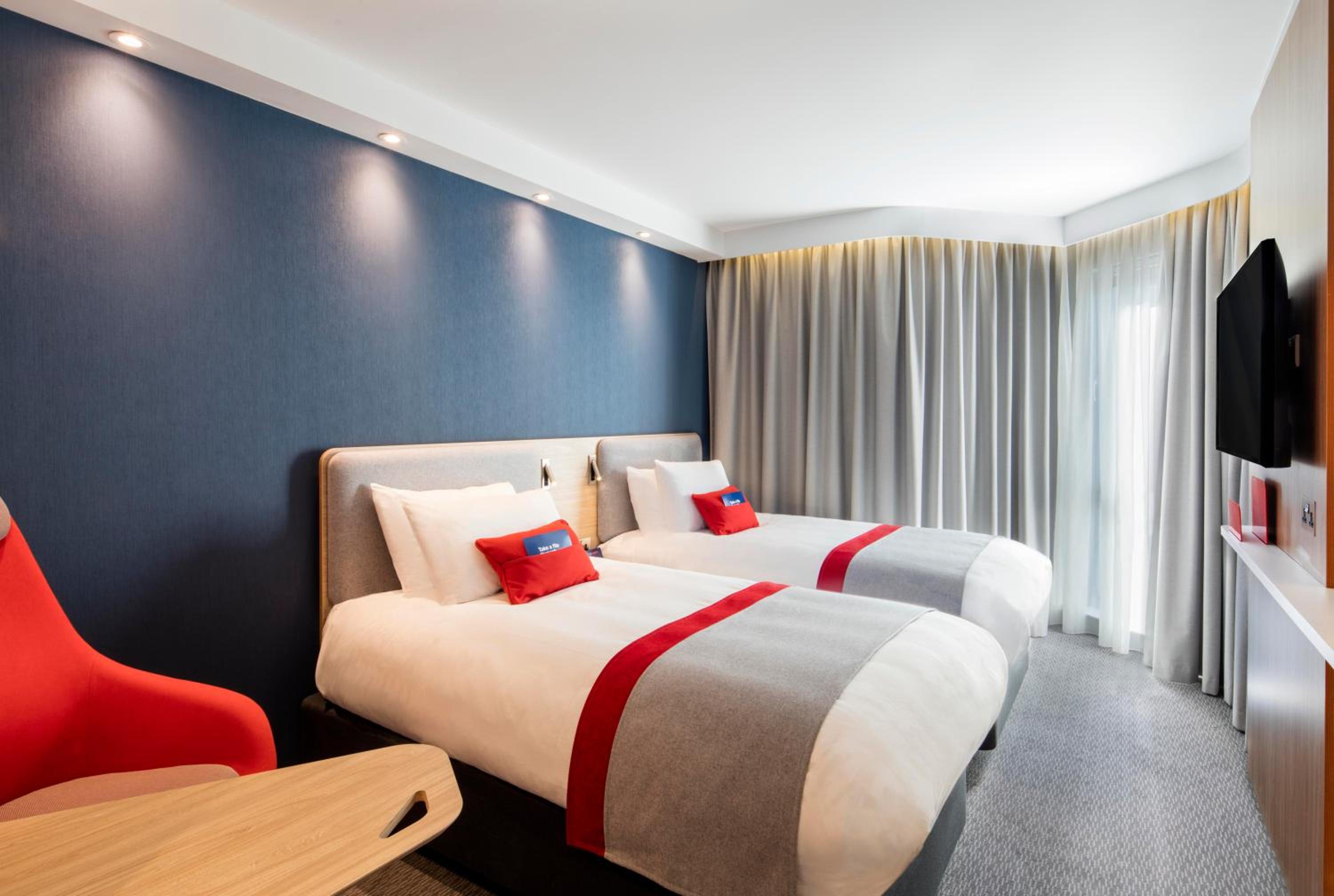 Standard Twin Room with Free Hot Breakfast - Photo 2