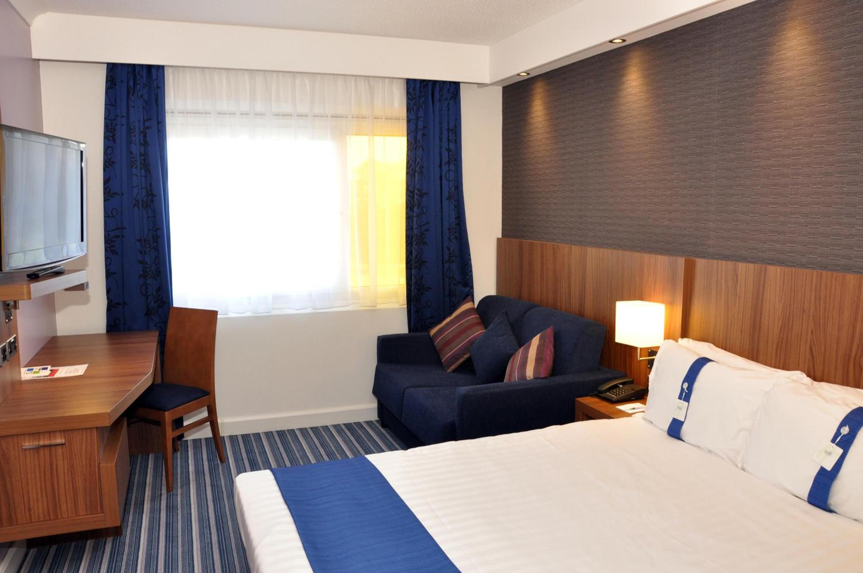 Standard Double Room with Single Sofa Bed and Free Hot Breakfast - Photo 2
