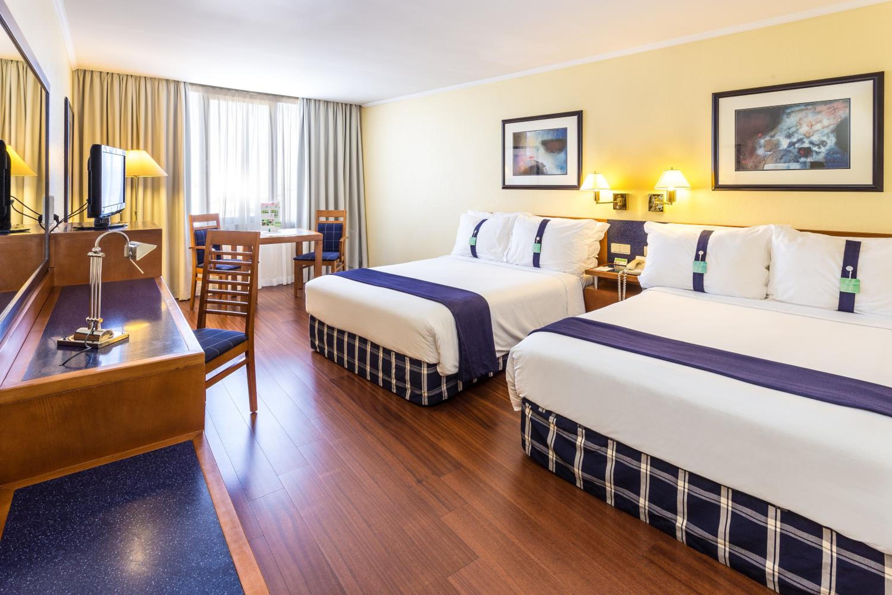 Twin Room with Two Double Beds - Smoking - Photo 3