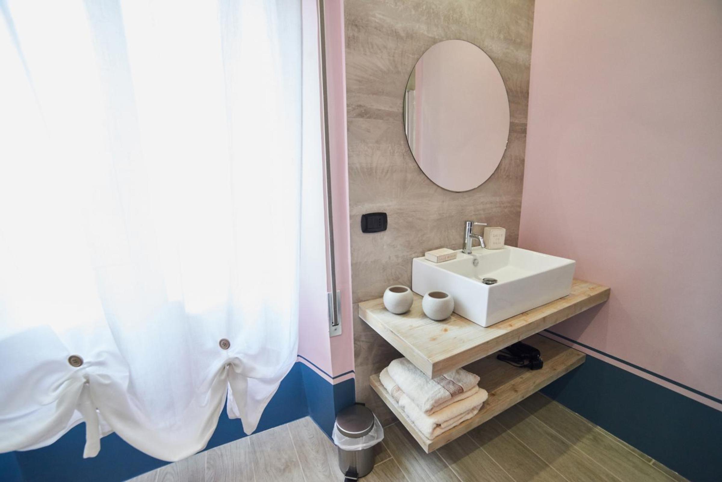Deluxe Double Room with Balcony - Photo 9
