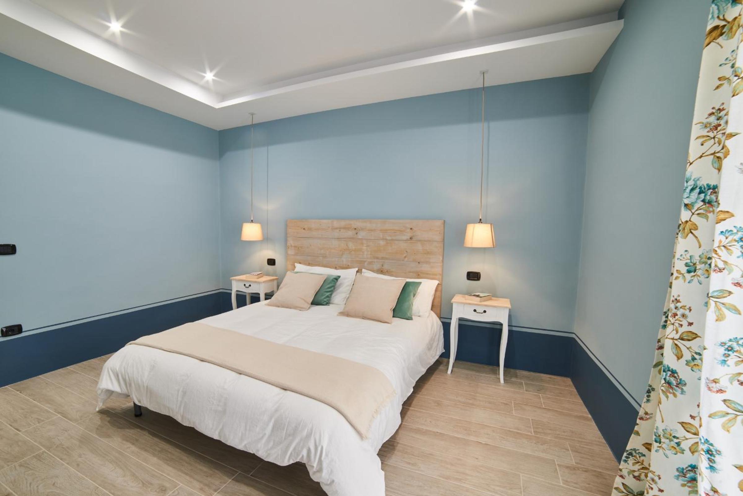 Deluxe Double Room with Balcony - Photo 7