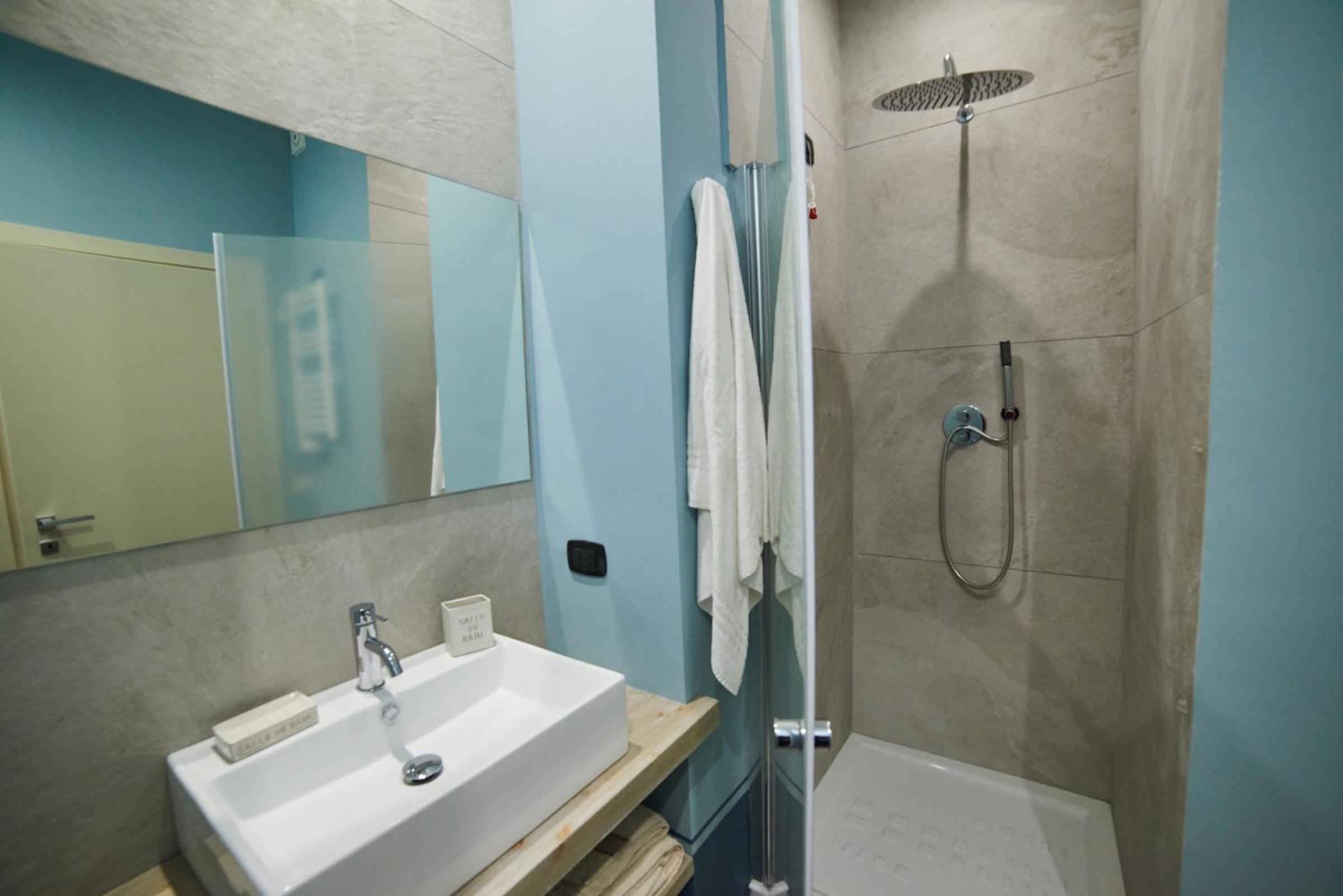 Deluxe Double Room (2 Adults + 1 Child) - Photo 5
