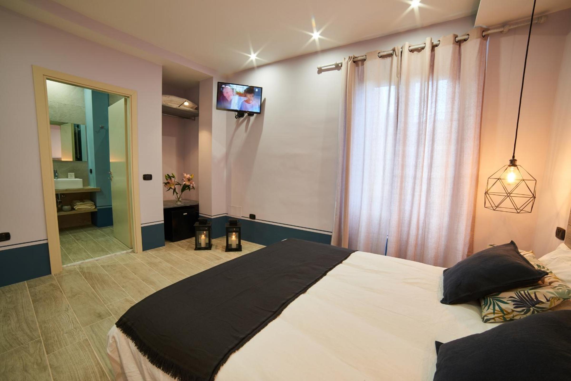 Deluxe Double Room (2 Adults + 1 Child) - Photo 1