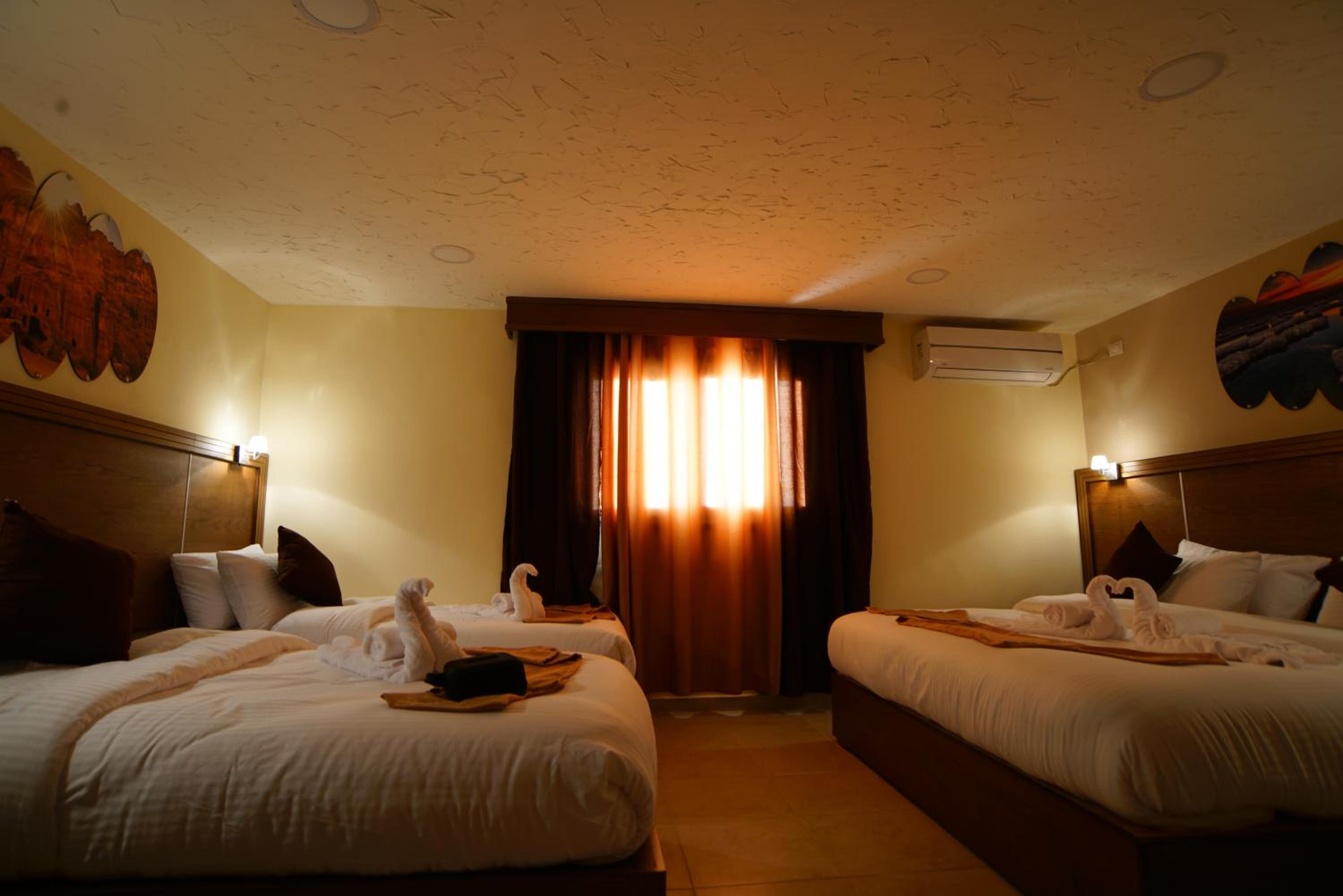 Deluxe Family Room - Photo 2