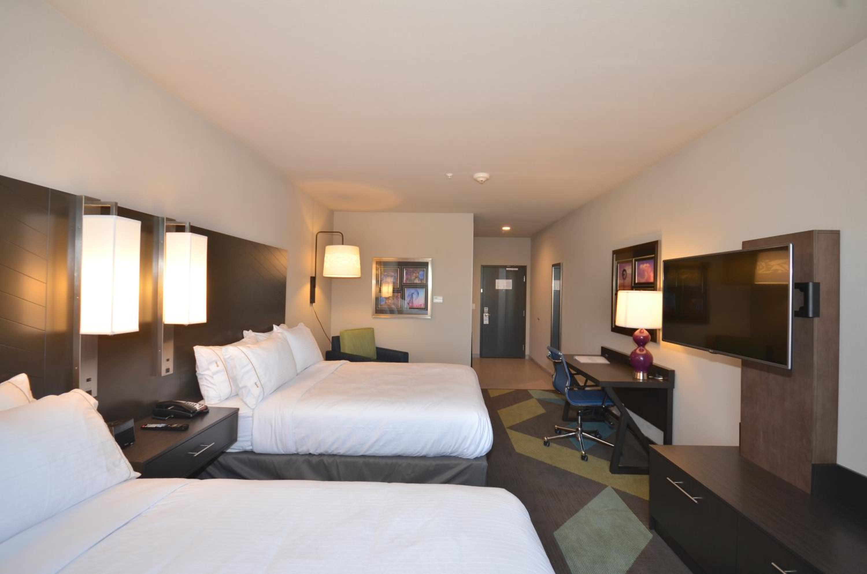 Standard Room with Two Queen Beds photo 3
