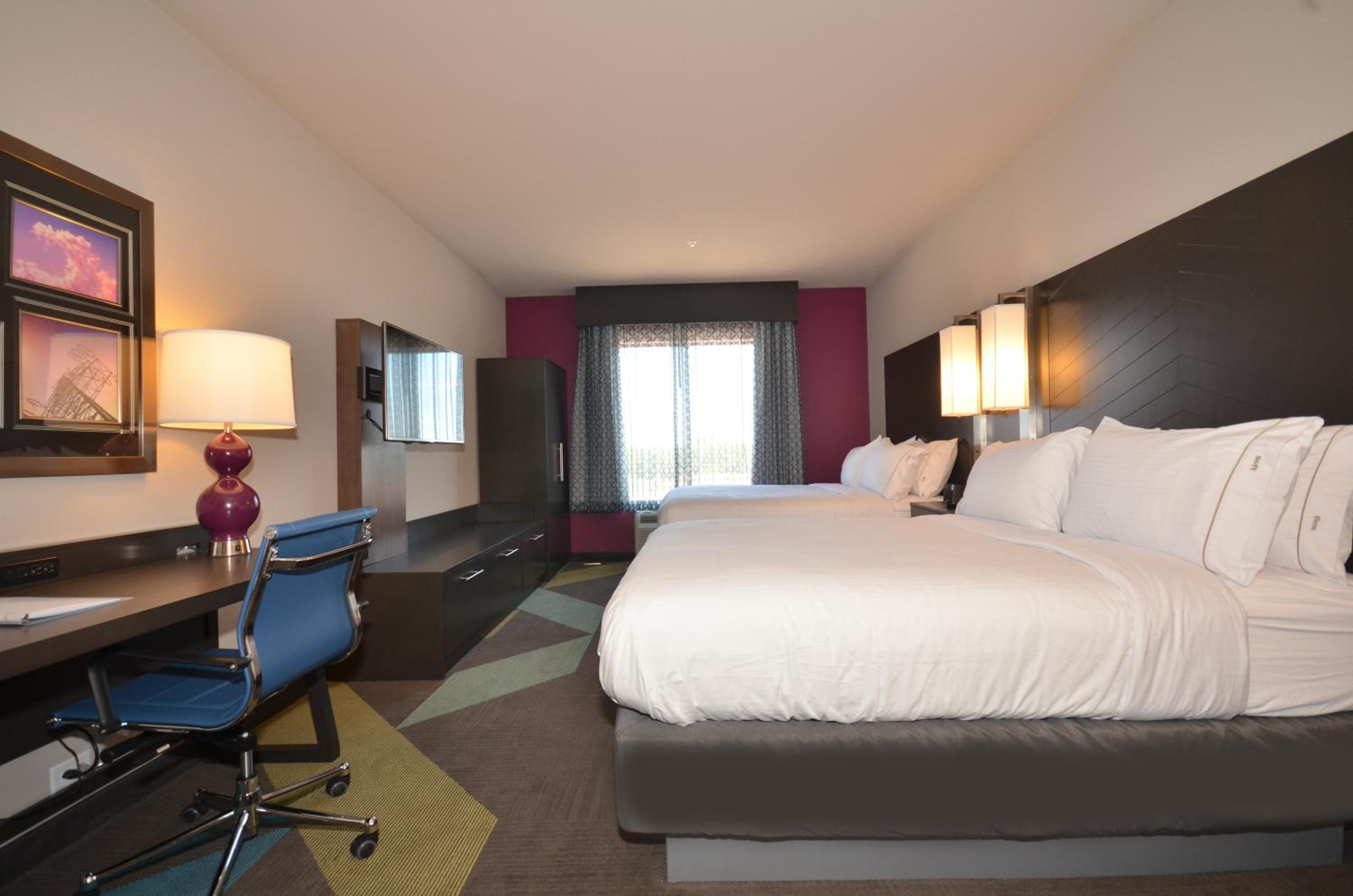 Queen Suite with Two Queen Beds and Communication Accessible Tub photo 2