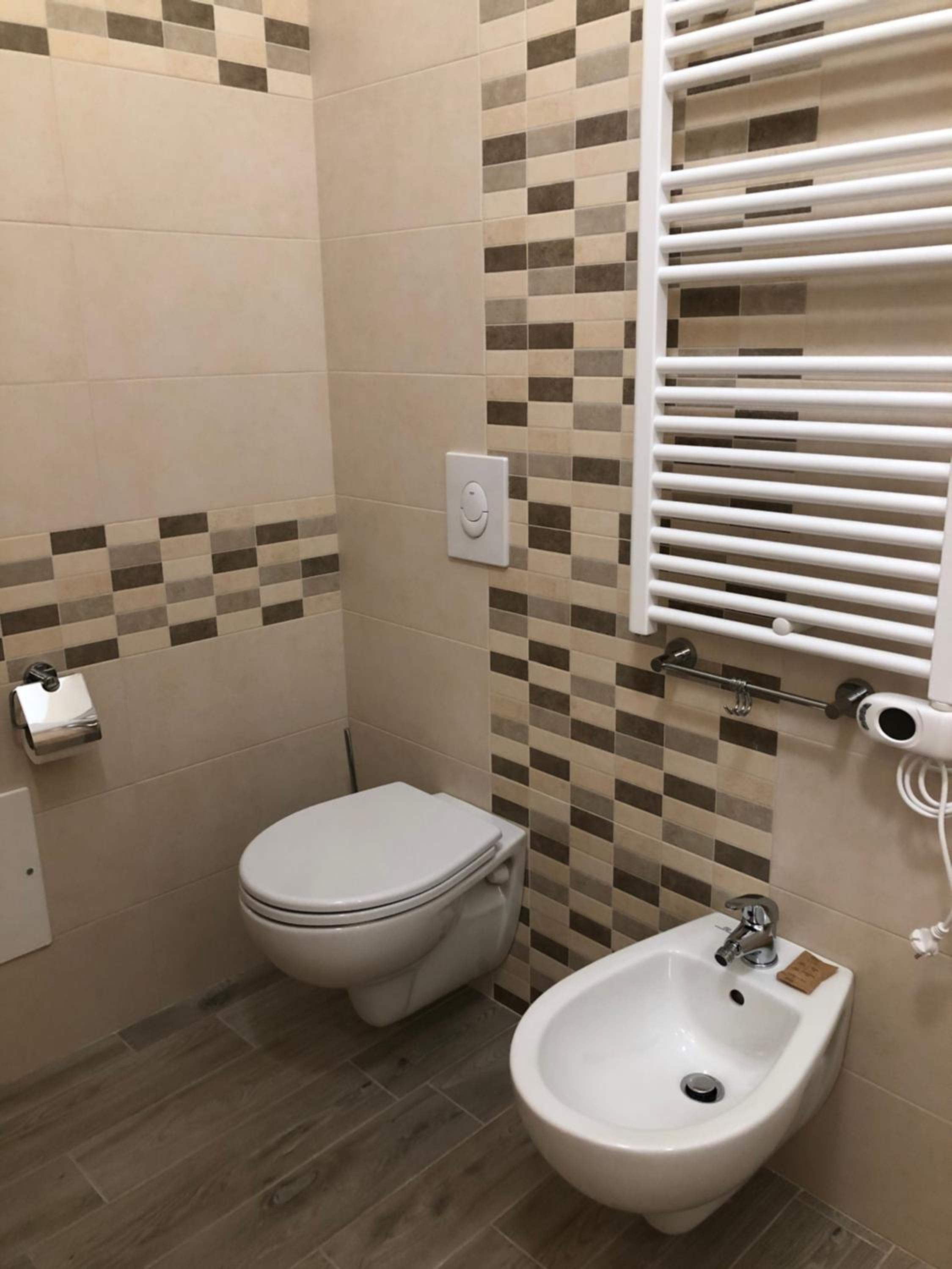 Double Room with Private Bathroom - Photo 16
