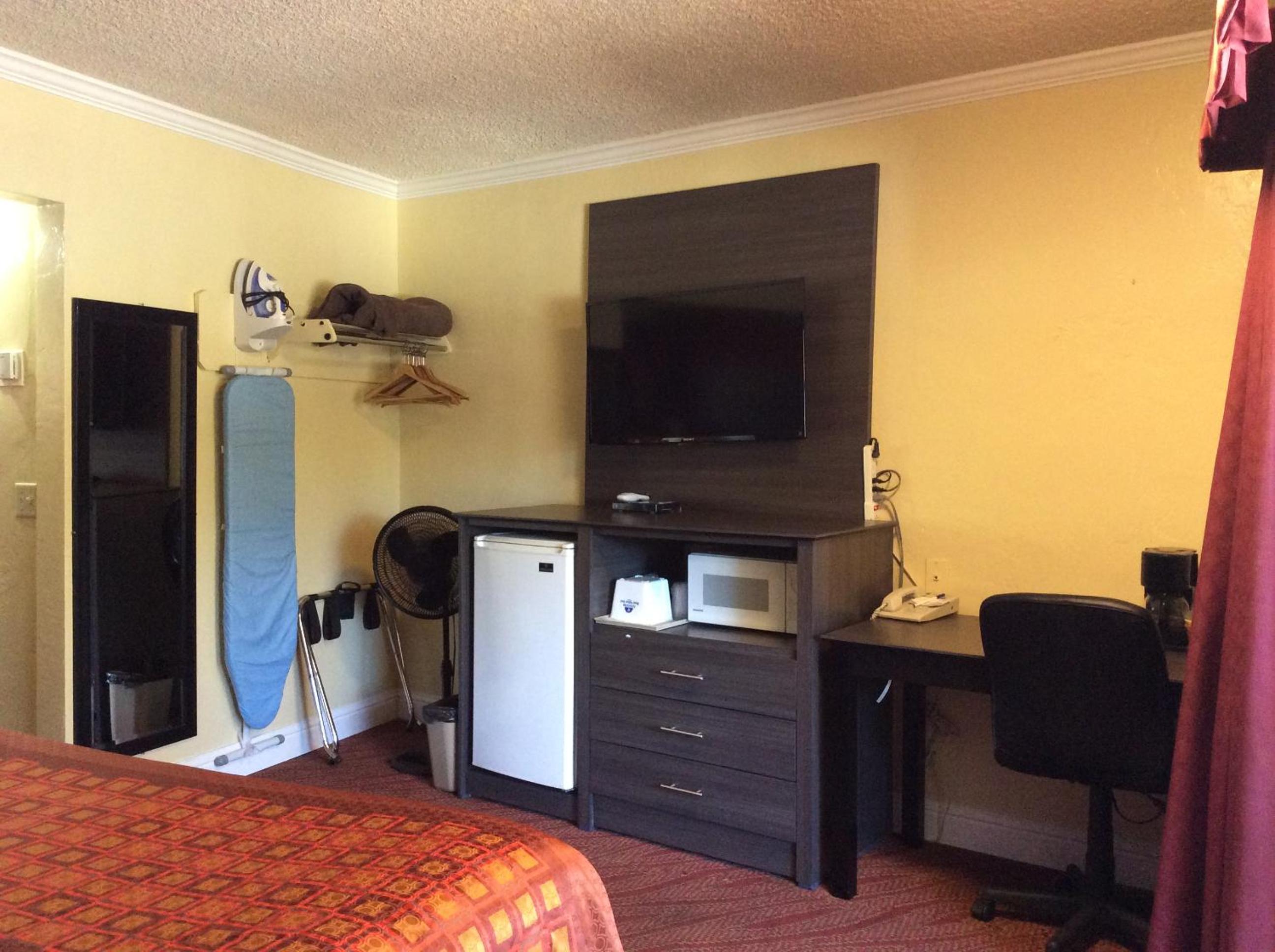 2 Queen Beds Non-Smoking (NO A/C) - Photo 9