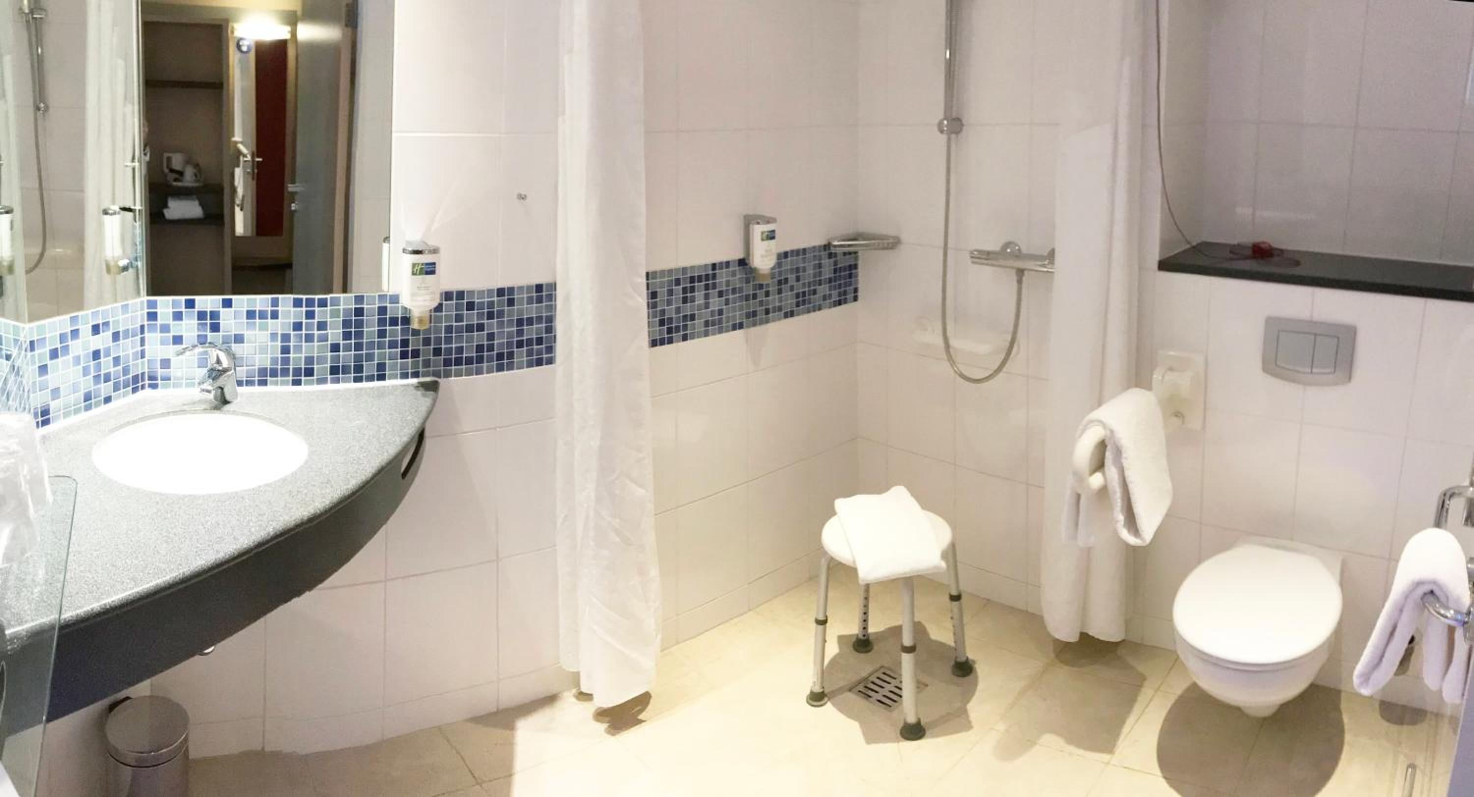 Standard Queen Room with Sofa Bed - Mobility Access - Photo 6