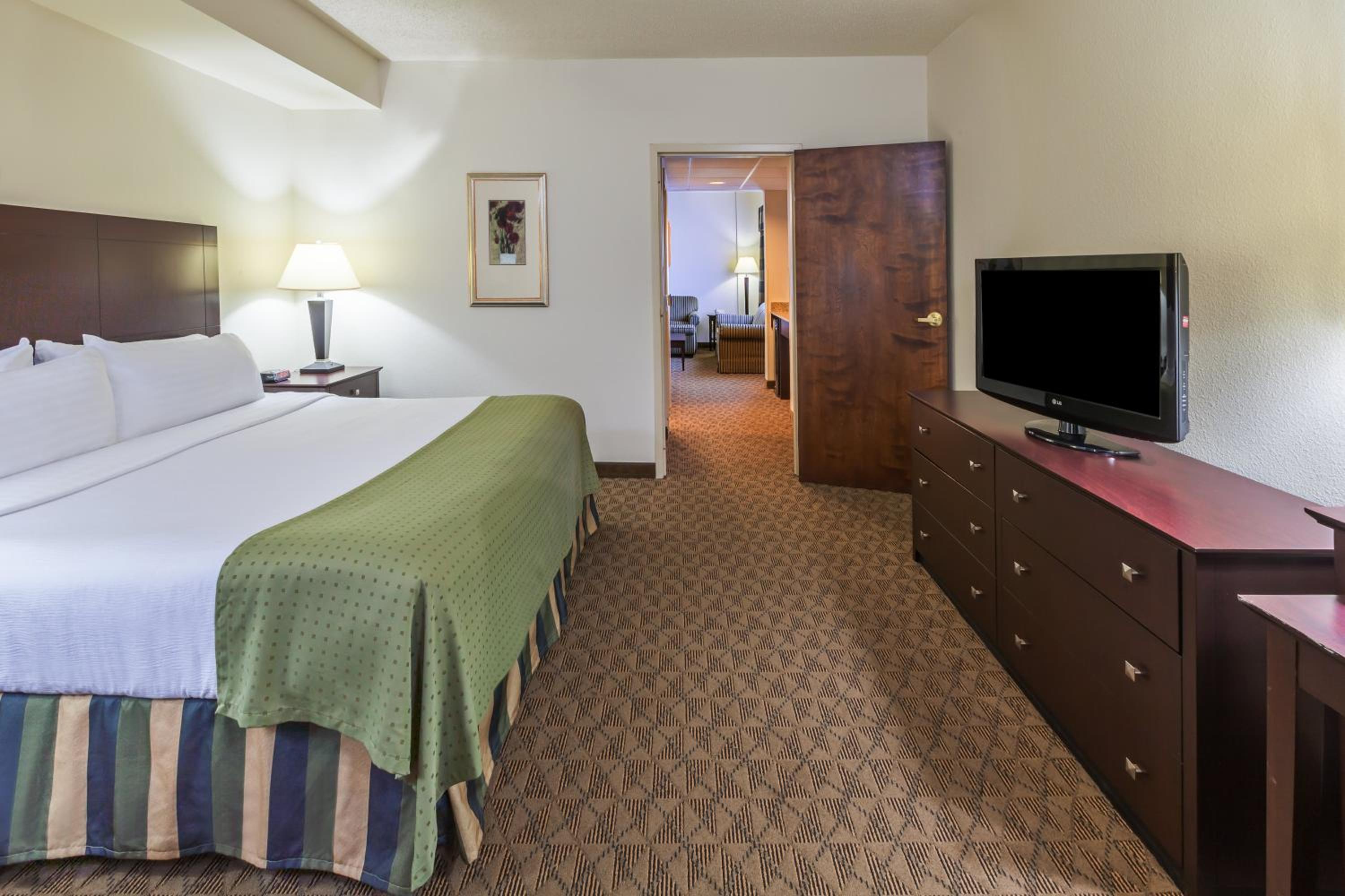 King Suite - Mobility Access/Hearing Accessible - Photo 4
