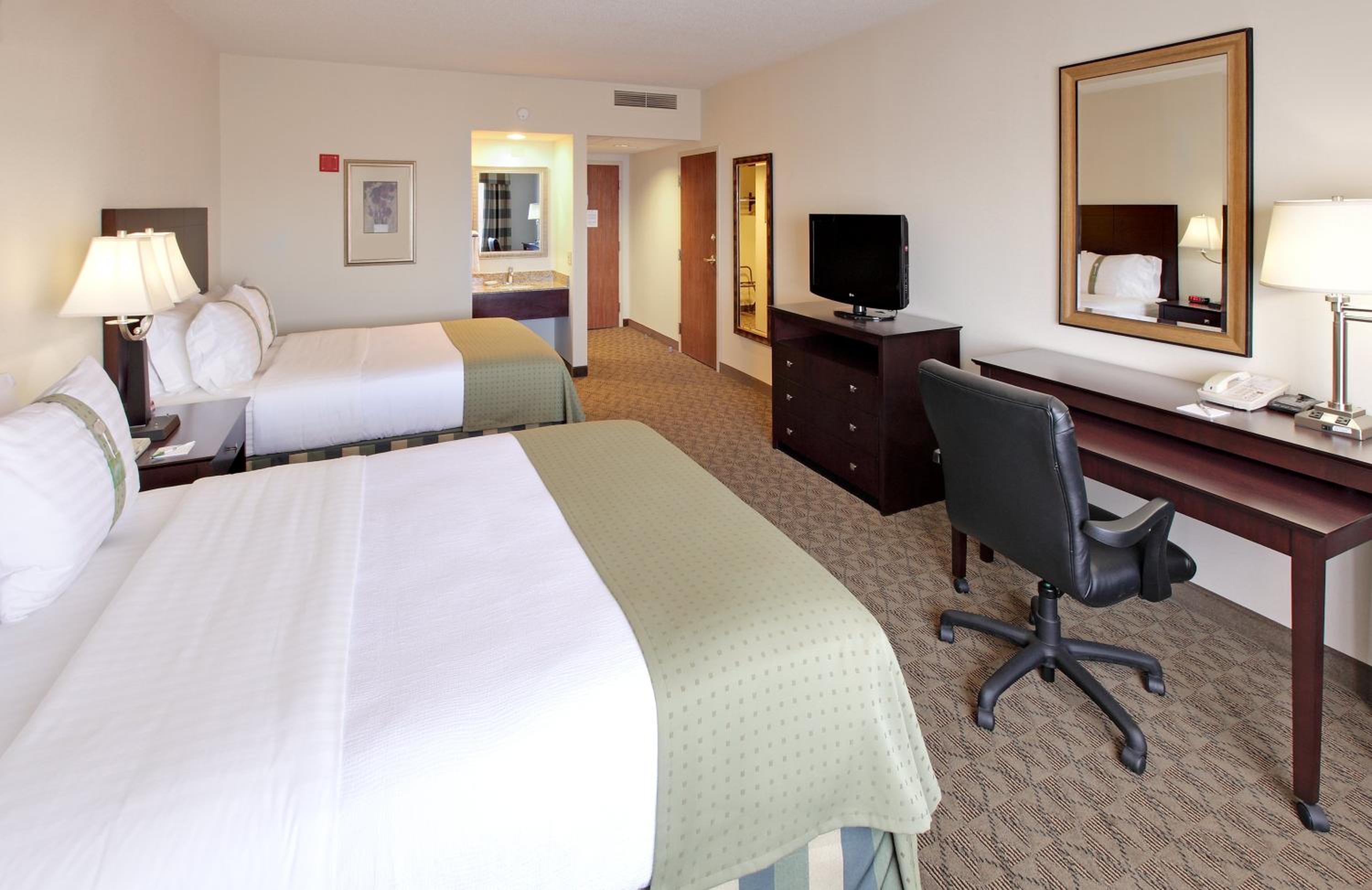 Queen Room with Two Queen Beds - Mobility Access Tub/Non-Smoking - Photo 3