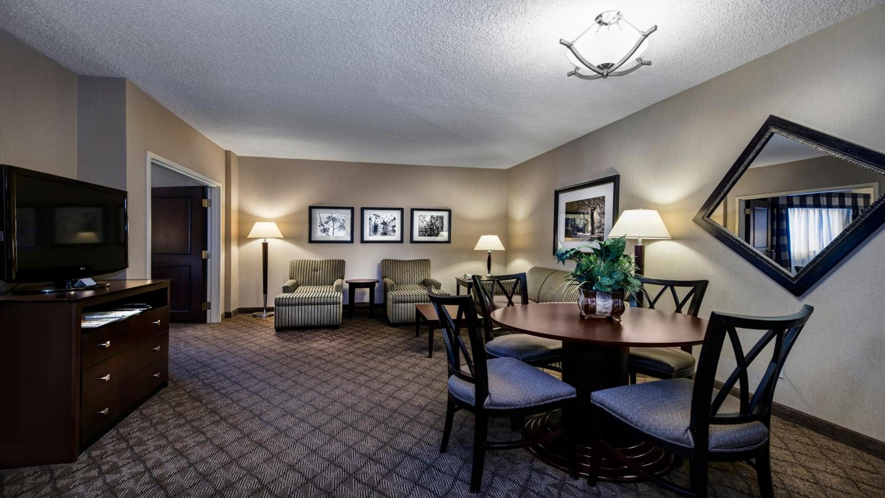 One-Bedroom Suite with Sofa Bed - Photo 4