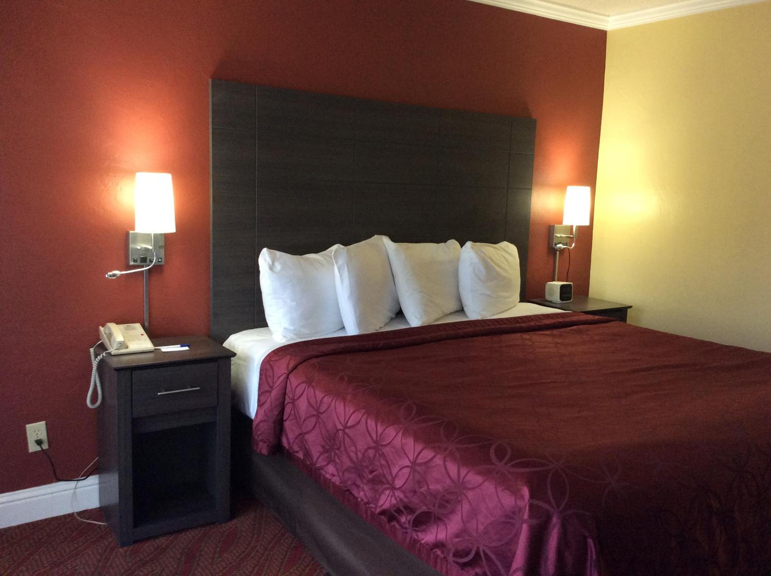 1 King Bed Non-Smoking (NO A/C) - Photo 8