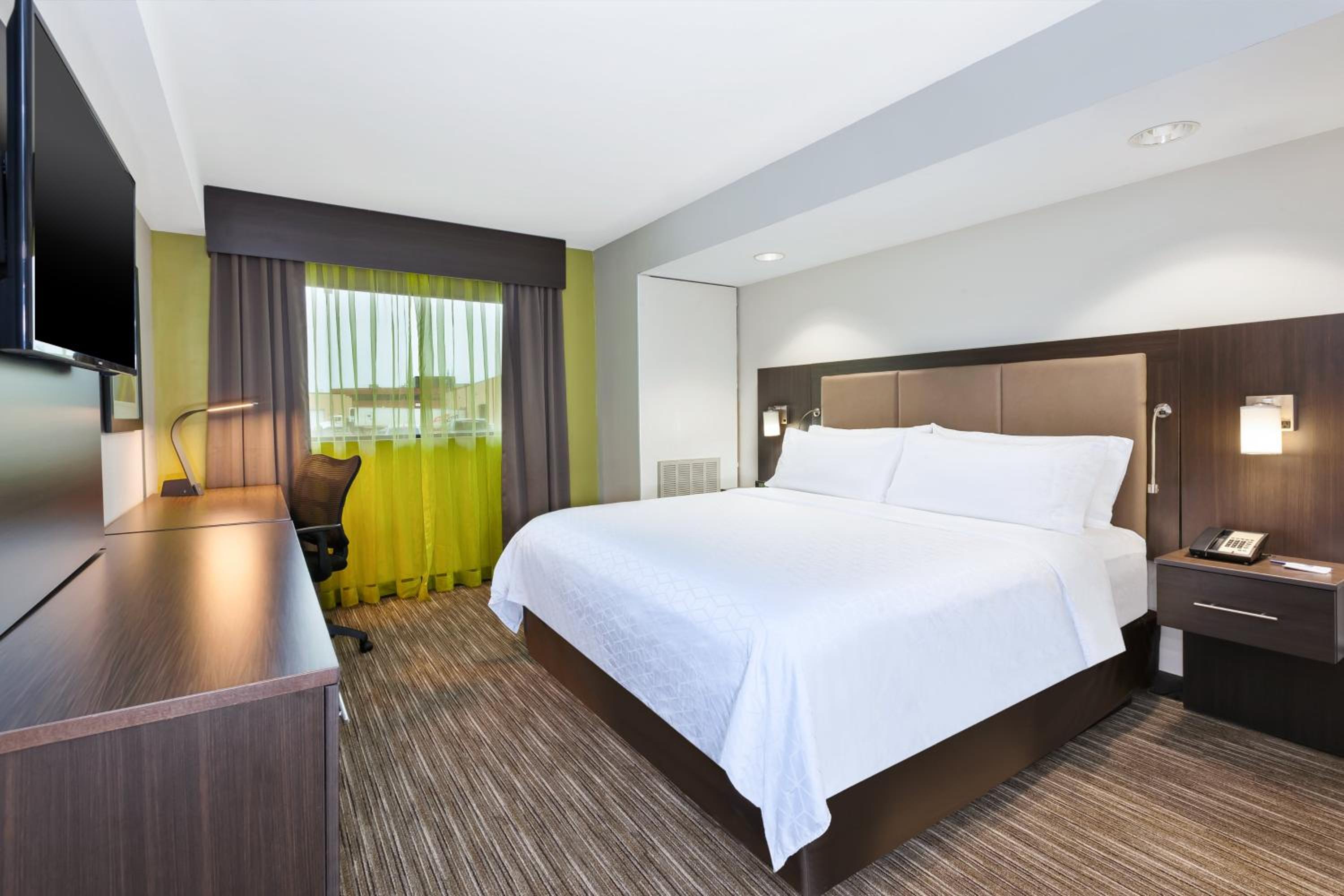 One-Bedroom Suite - Photo 2