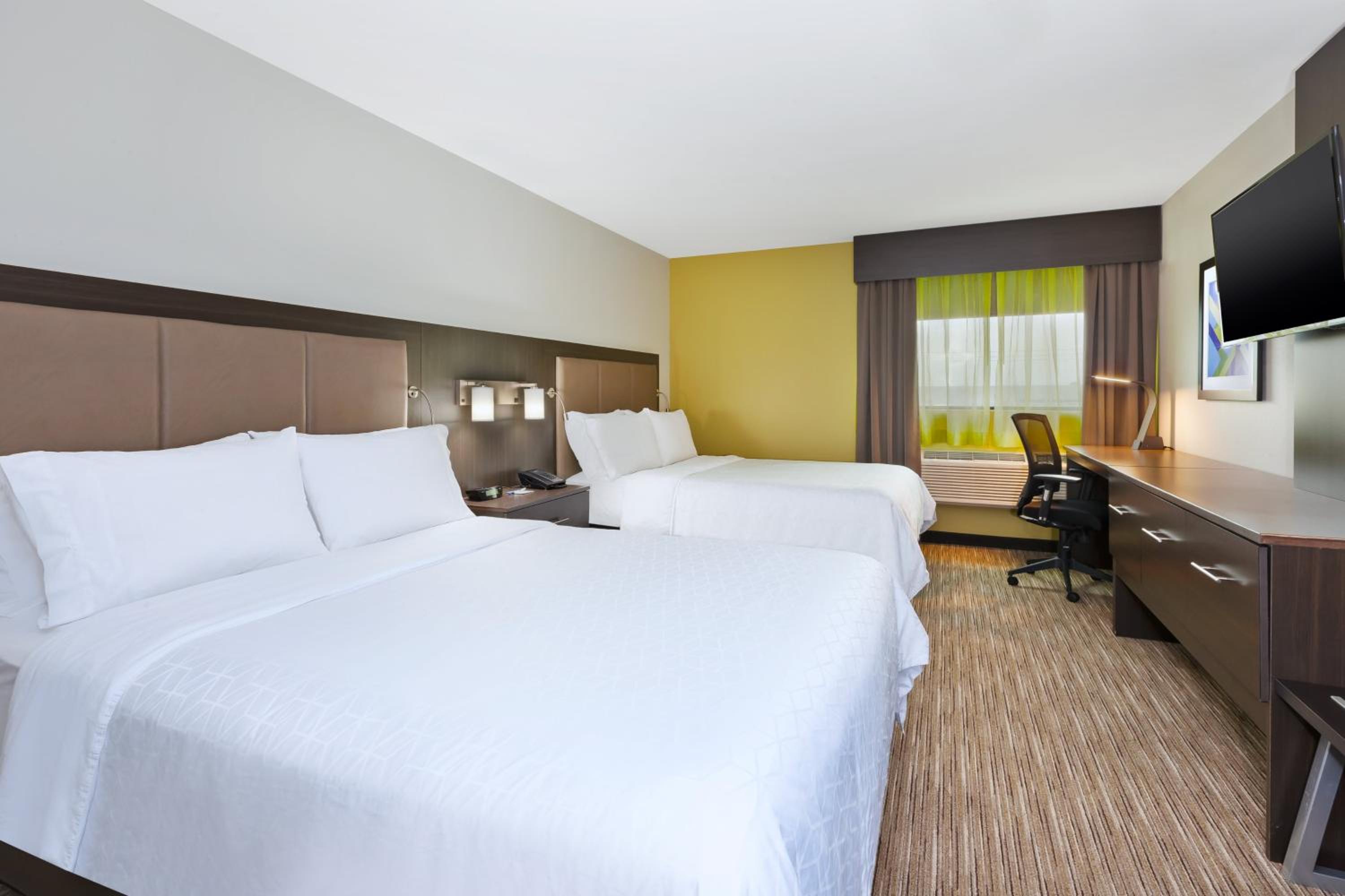 Standard Room with Two Queen Beds - Photo 4