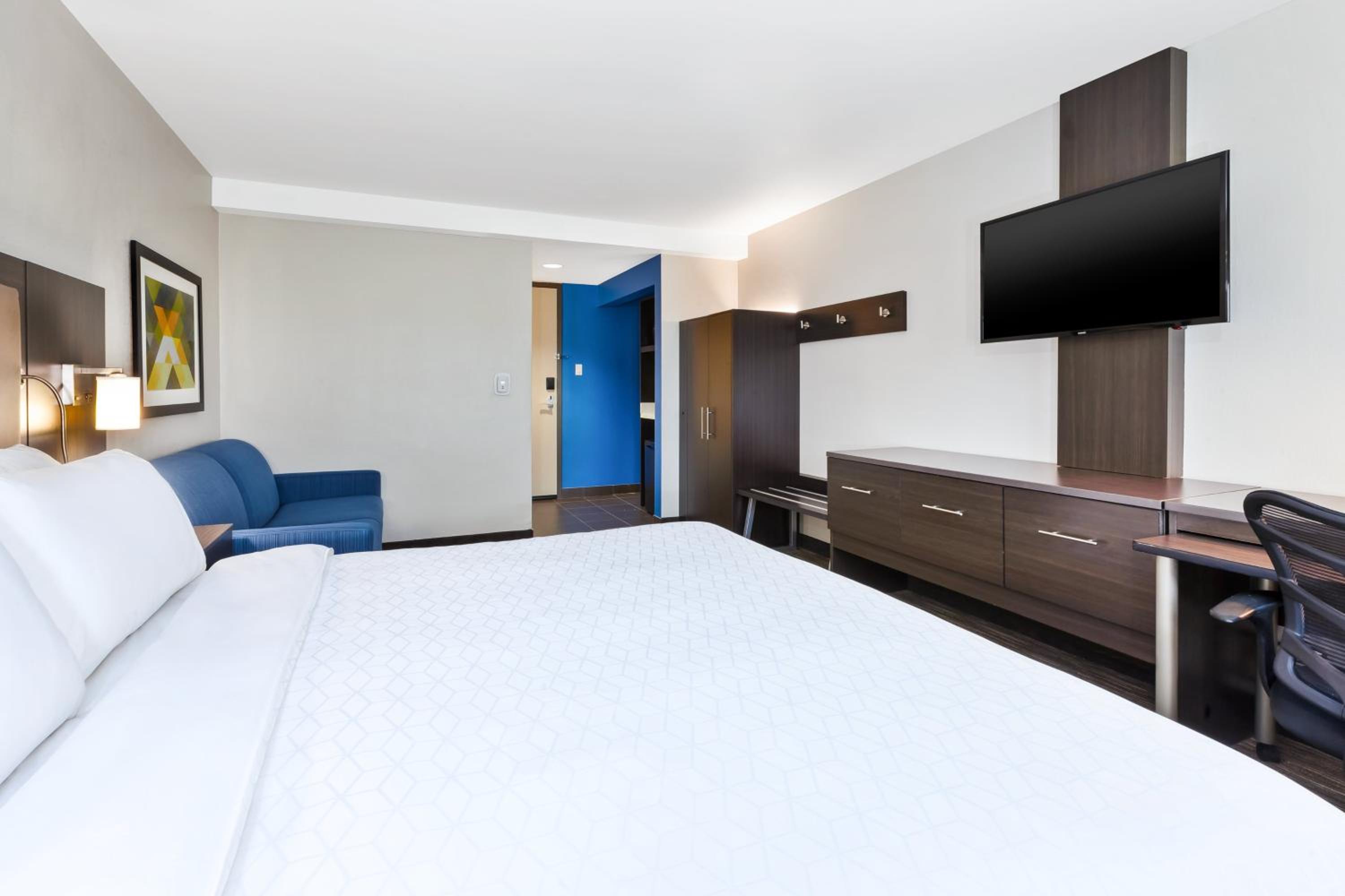 Standard King Room with Sofa Bed - Photo 4