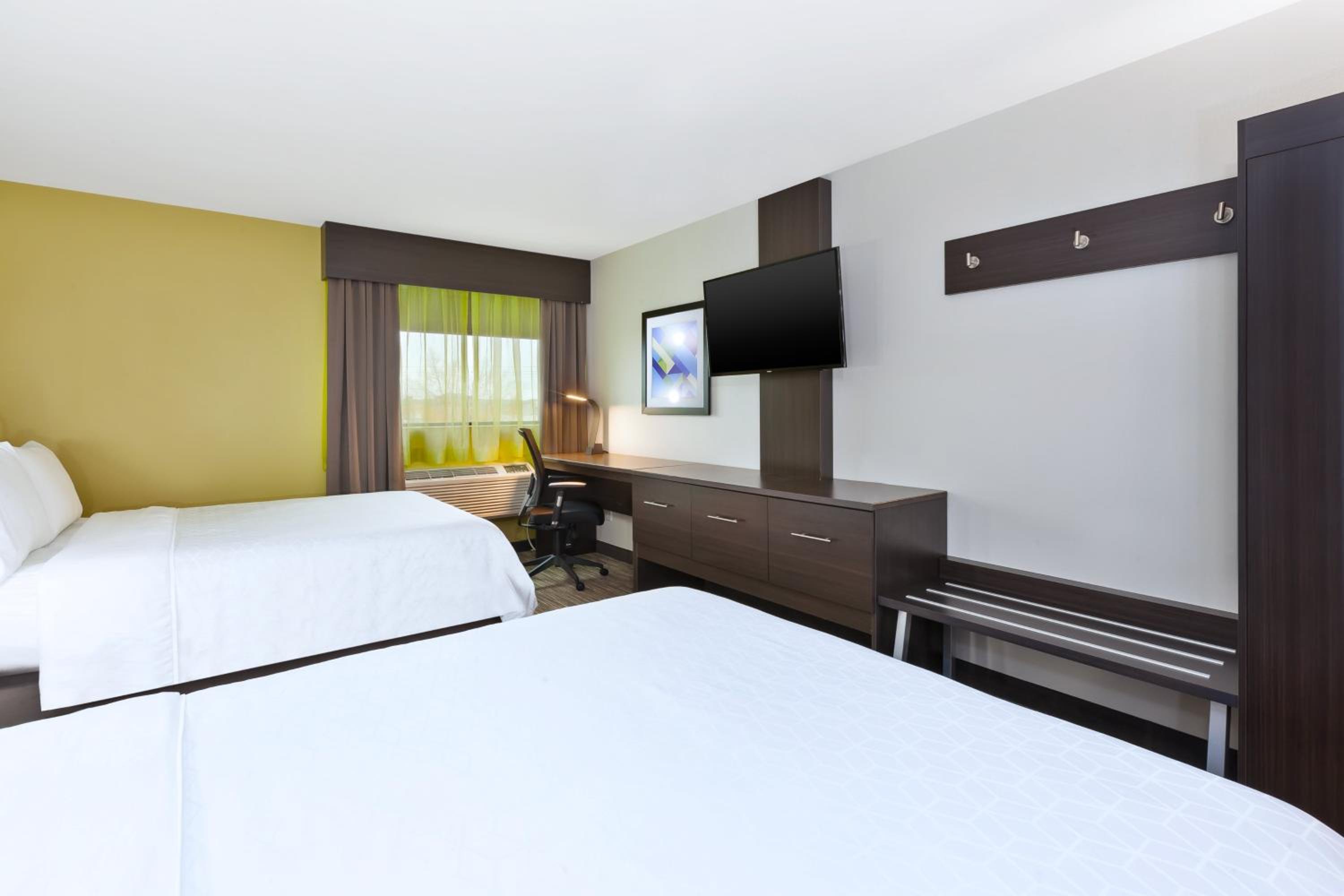 Standard Room with Two Queen Beds - Photo 1