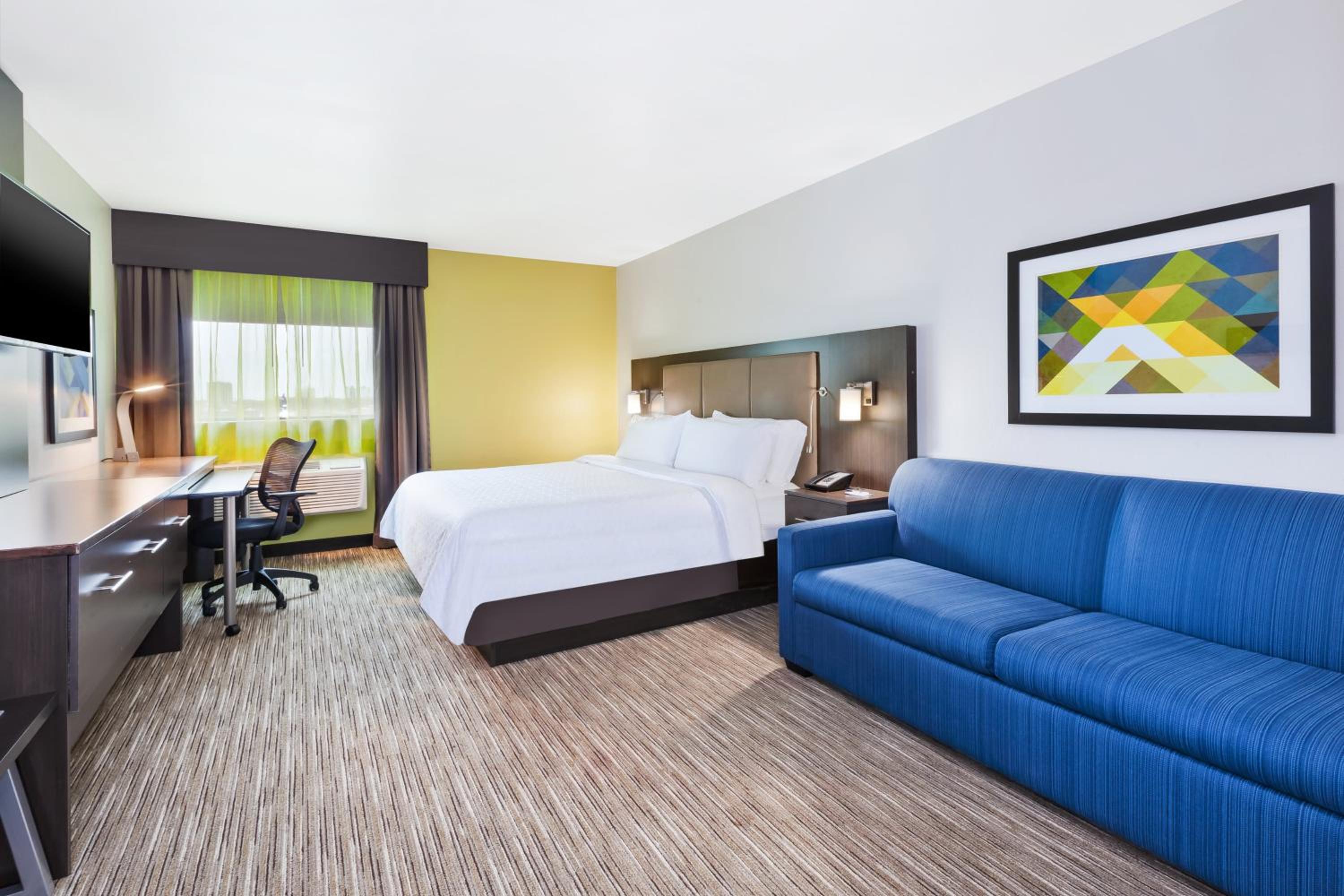 Standard King Room with Sofa Bed - Photo 1