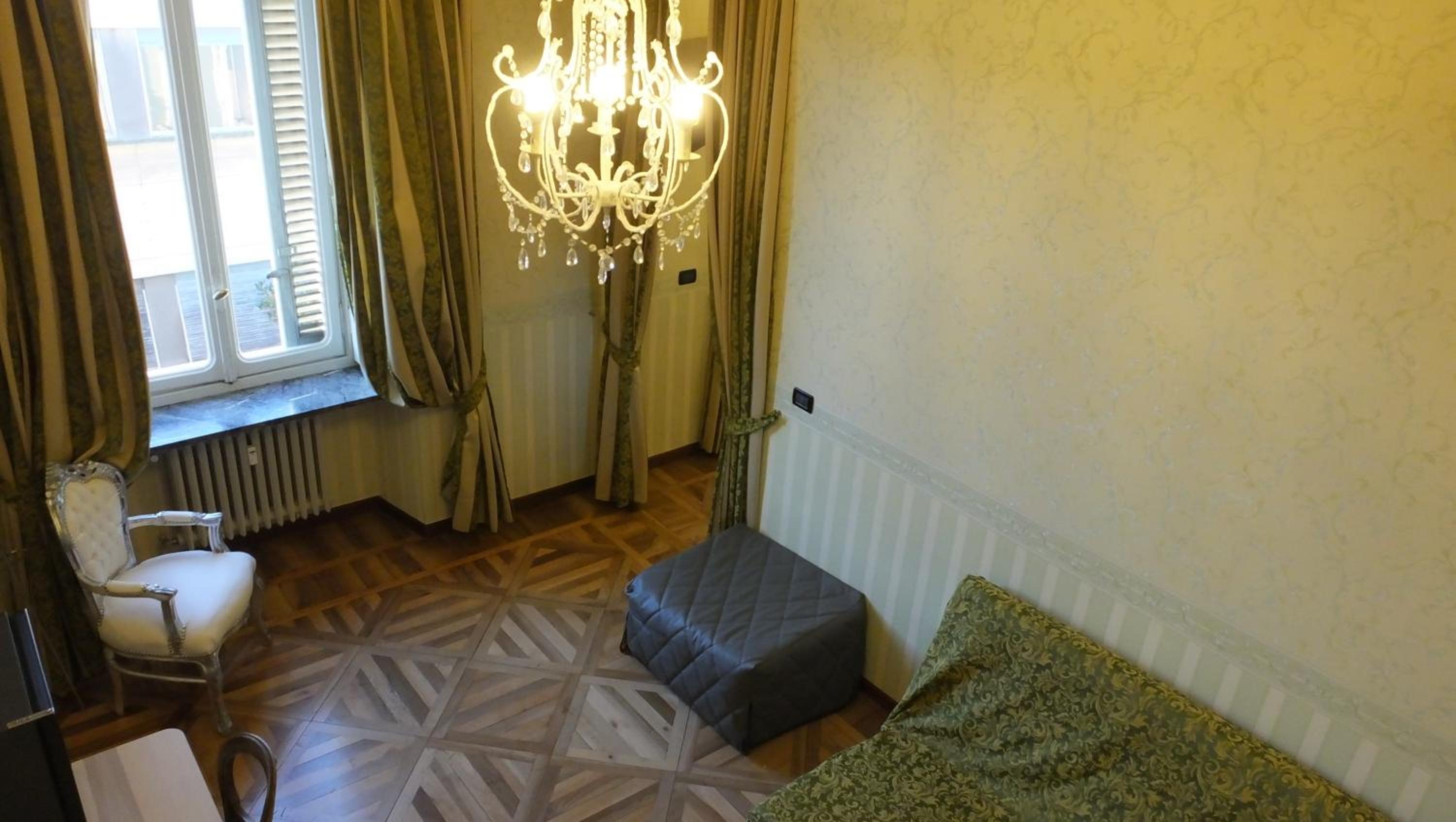 Suite with Balcony - Photo 5