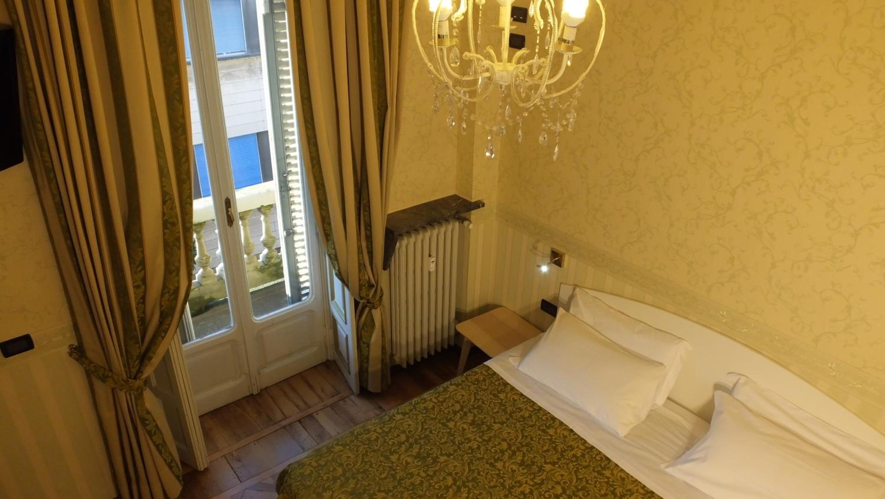 Suite with Balcony - Photo 3