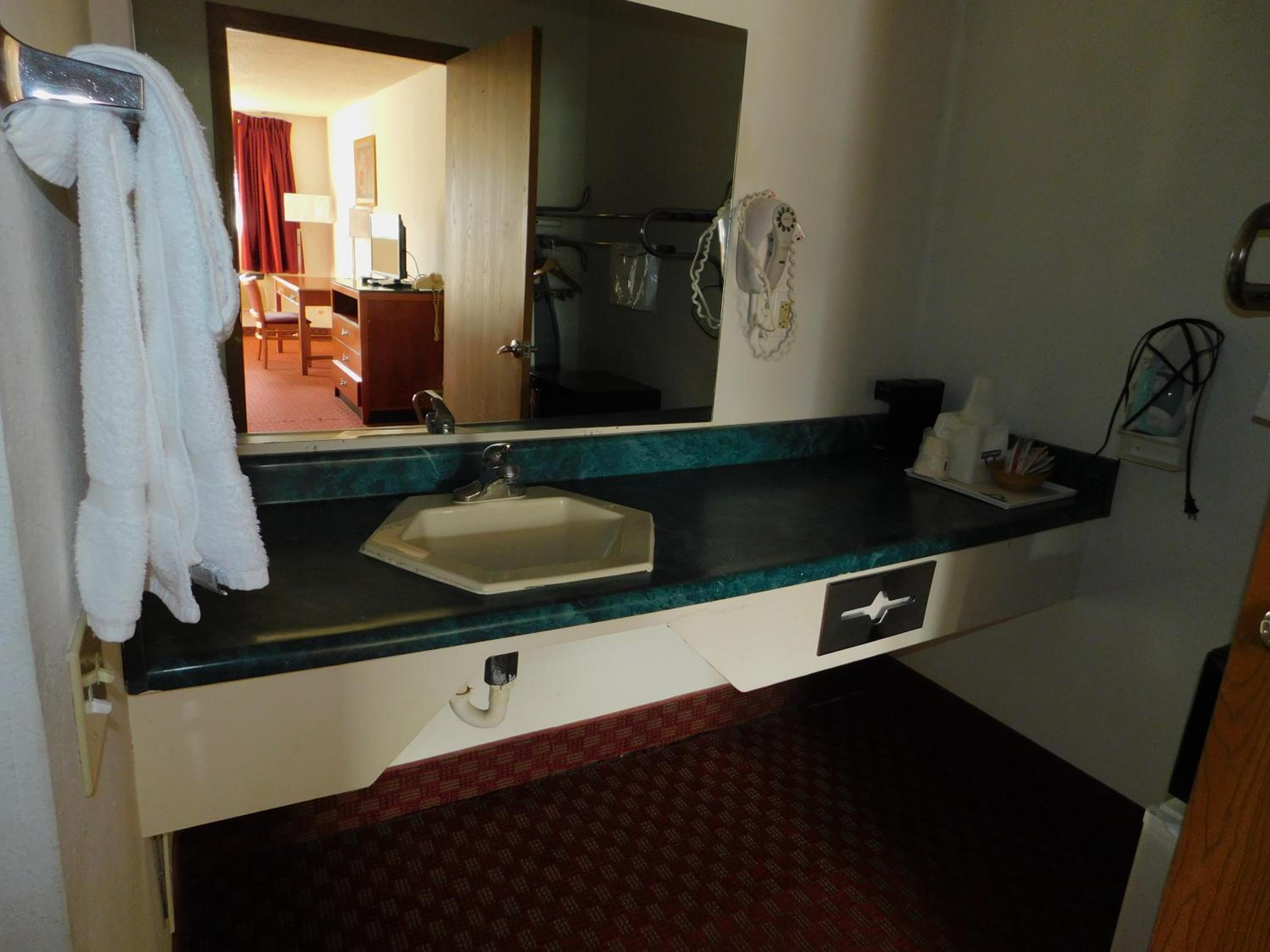 Double Room with Two Double Beds and Roll-in Shower - Mobility Access/Non-Smoking - Photo 4