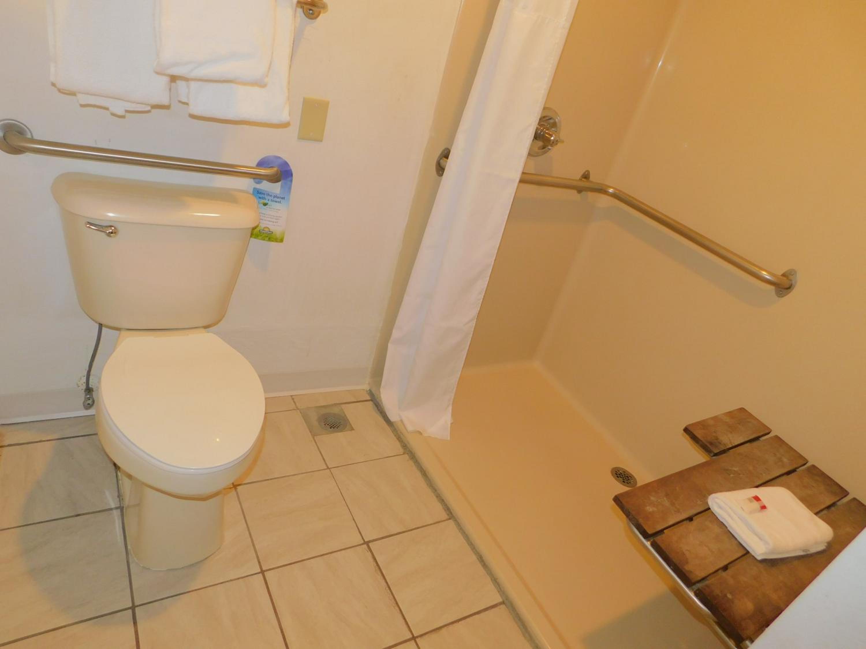 Double Room with Two Double Beds and Roll-in Shower - Mobility Access/Non-Smoking - Photo 3