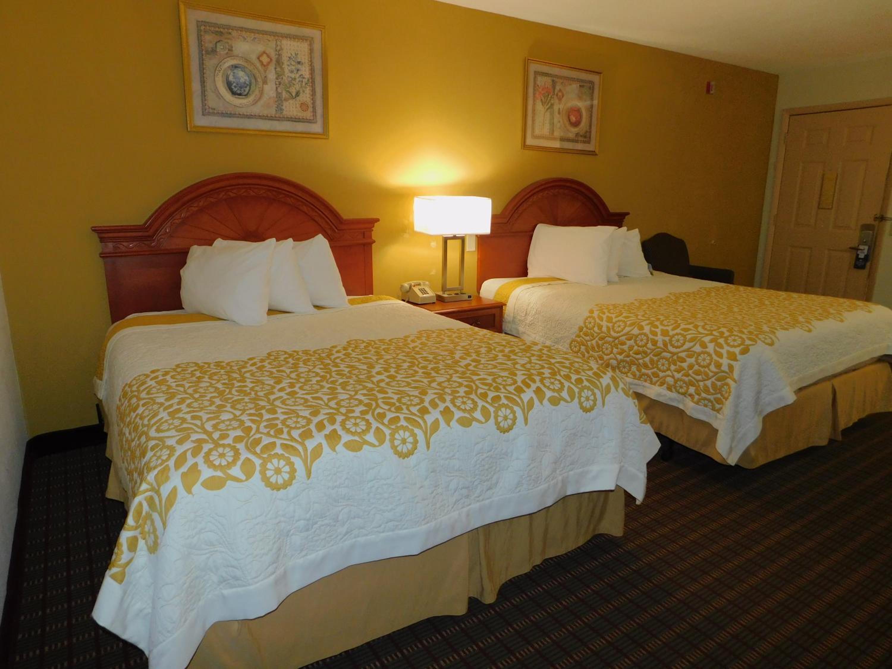 Double Room with Two Double Beds and Roll-in Shower - Mobility Access/Non-Smoking - Photo 2