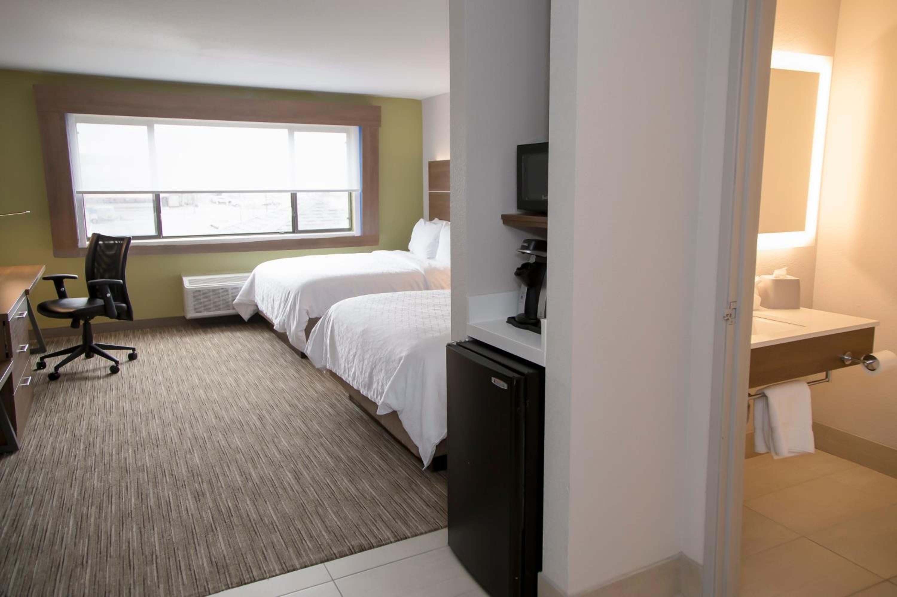 Standard Queen Room with Two Queen Beds - Photo 2