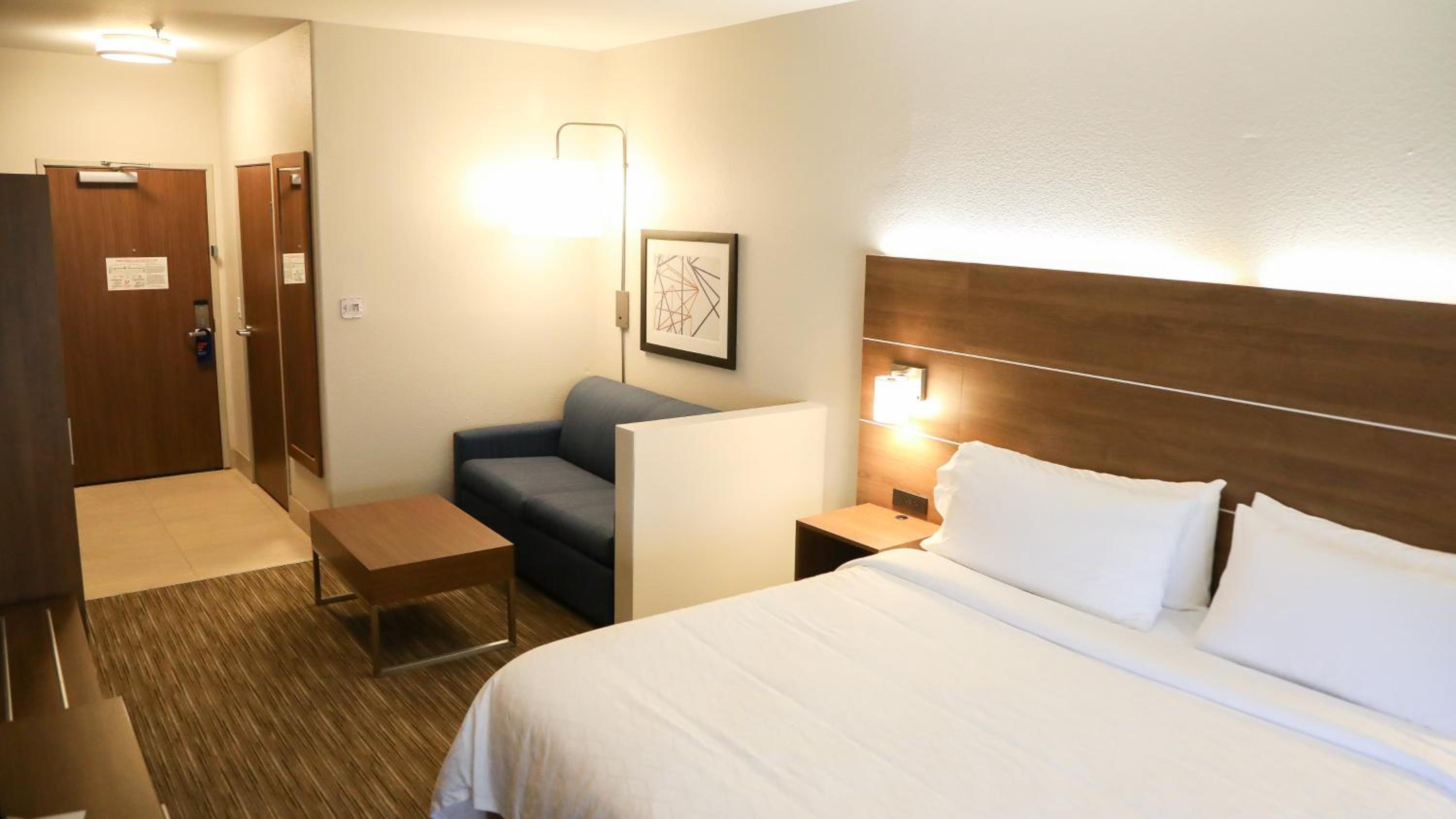King Suite with Sofa Bed - Photo 5