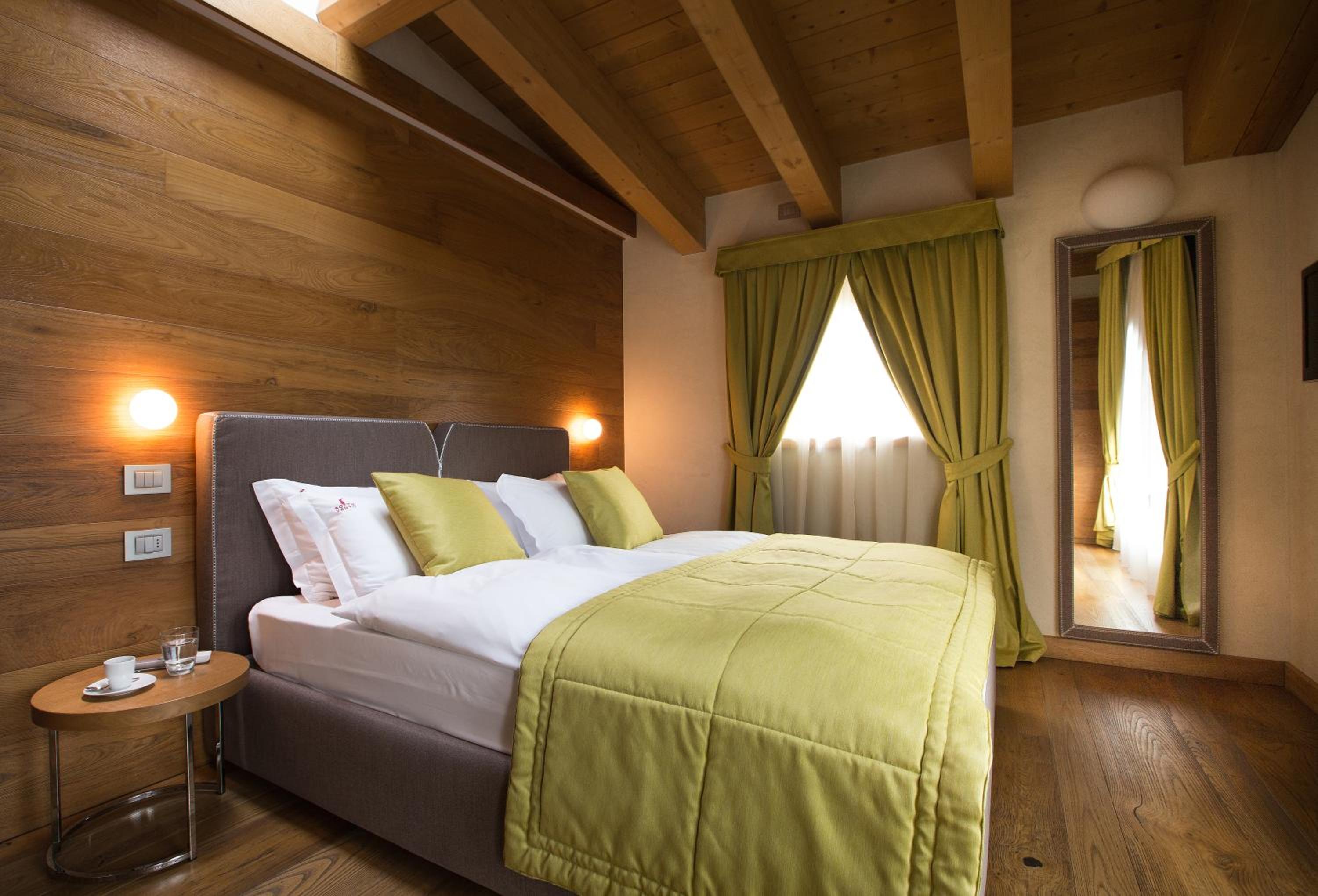 Luxury Suite with Balcony - Photo 11