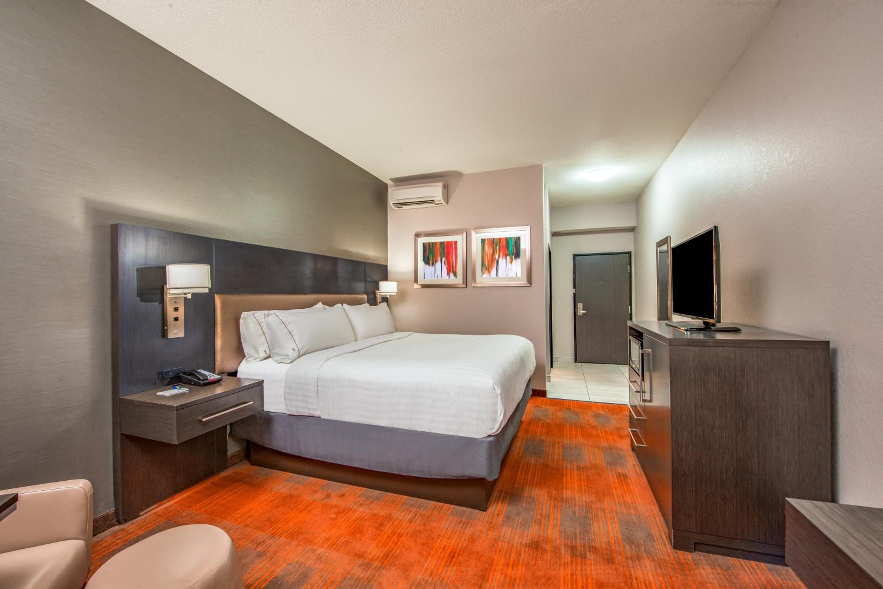 King Room - Mobility Access/Hearing Accessible photo 2