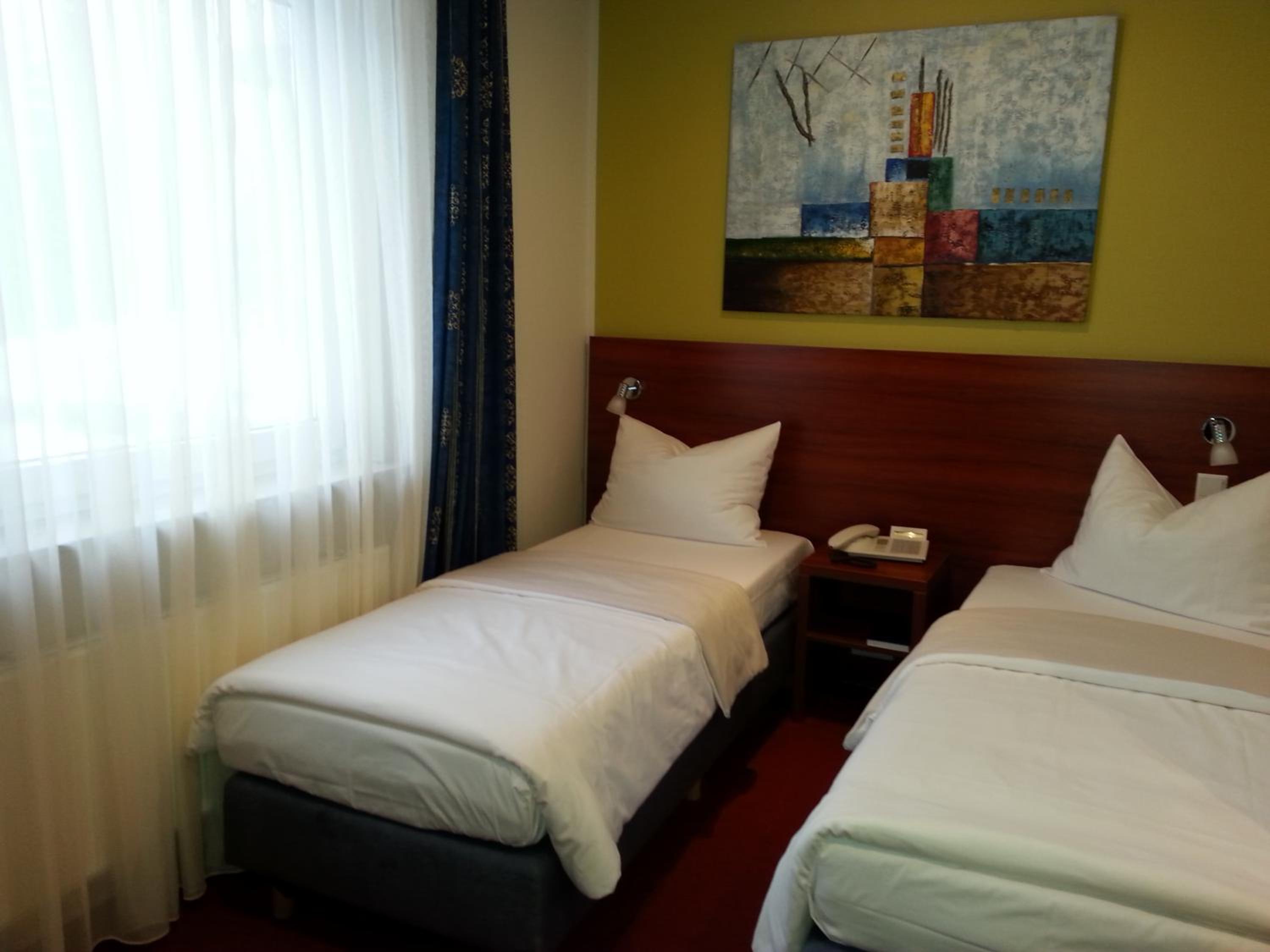 Twin Room - Photo 8
