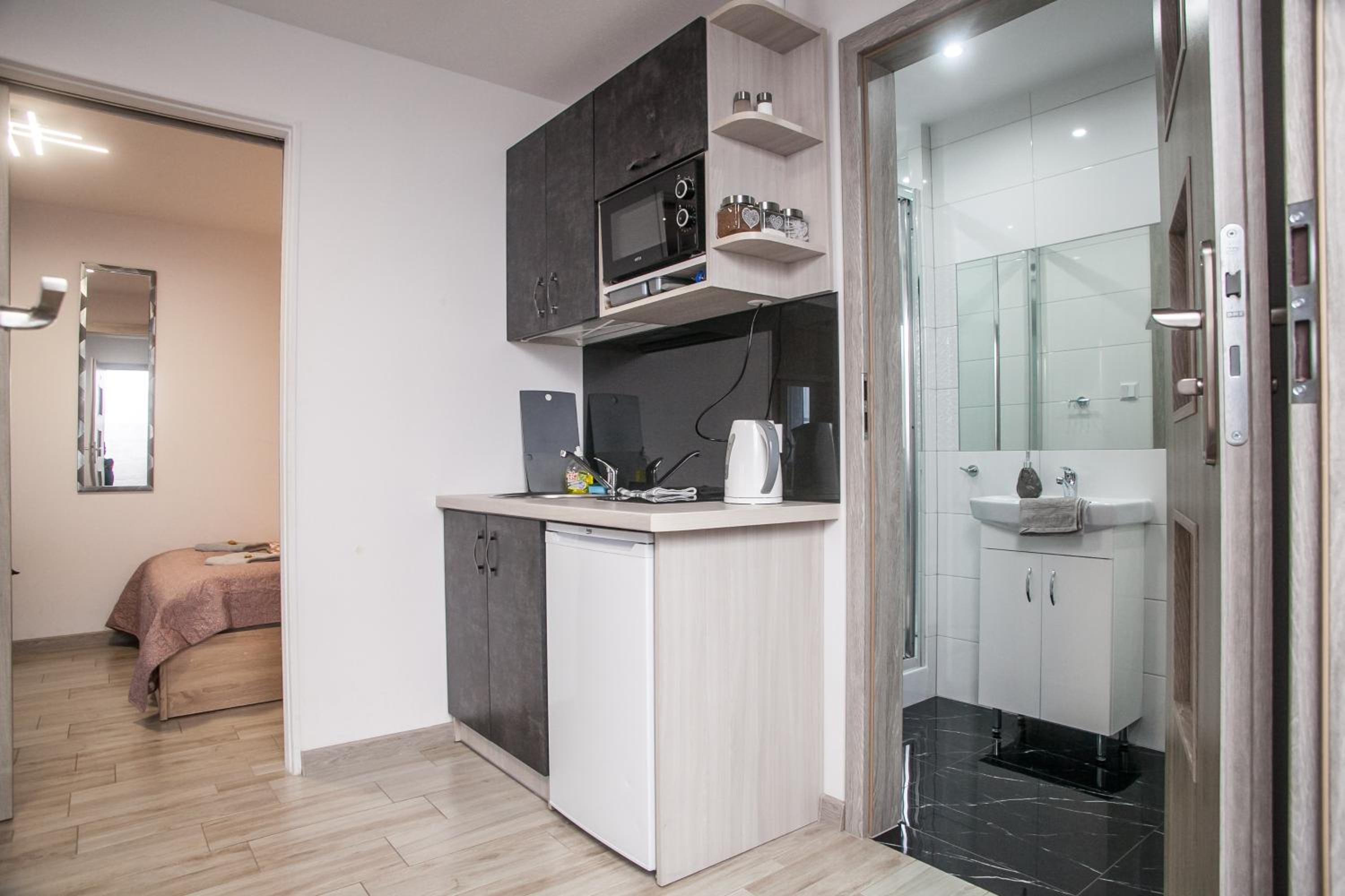 One-Bedroom Apartment with Balcony and Water View - Photo 5