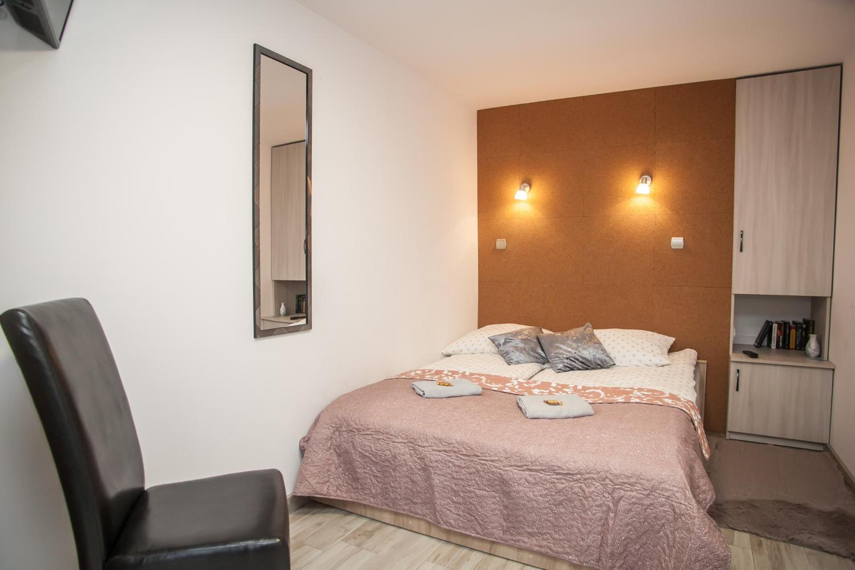One-Bedroom Apartment with Balcony and Water View - Photo 13