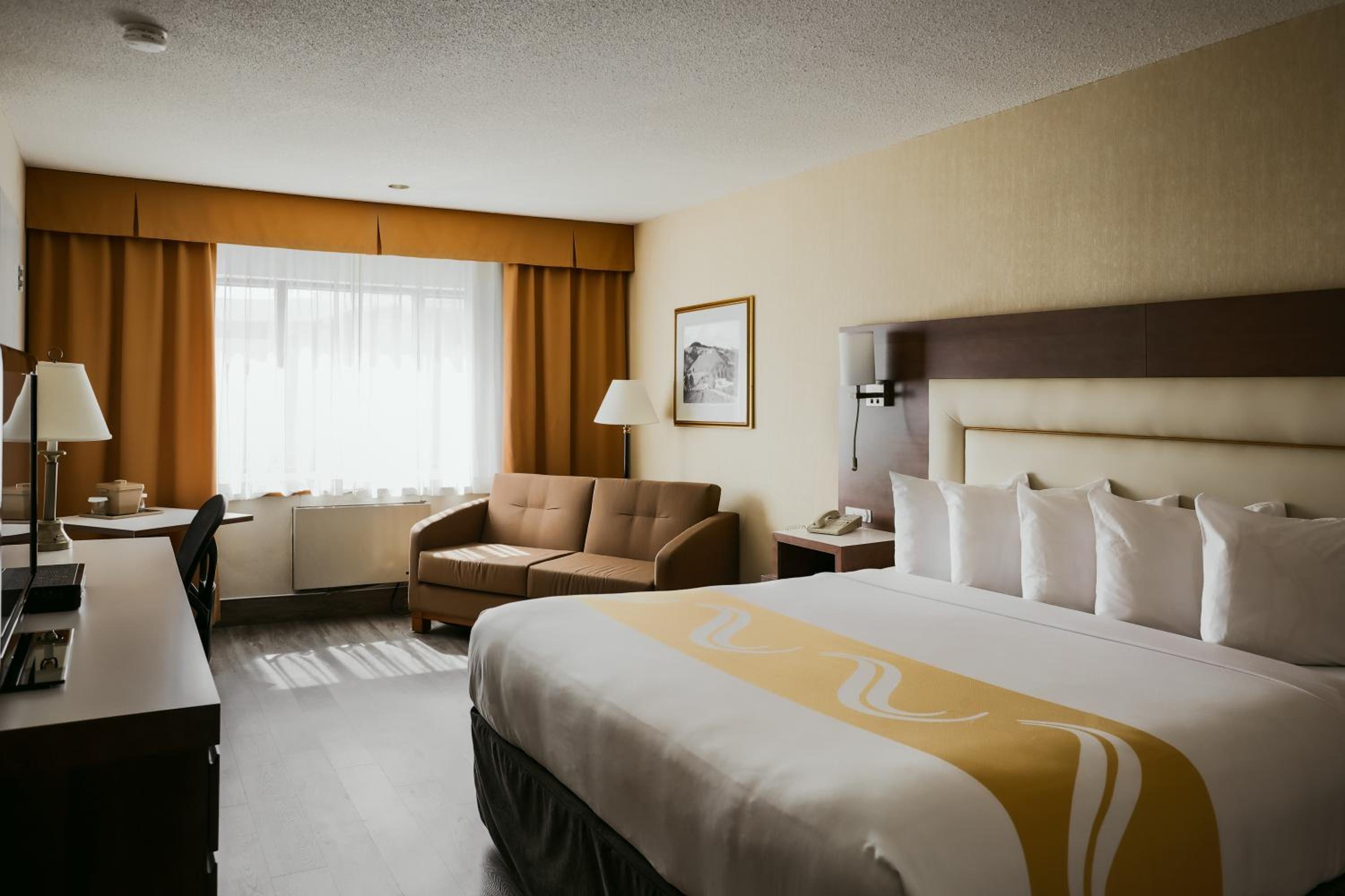 Executive King Room with Sofa Bed - Photo 9