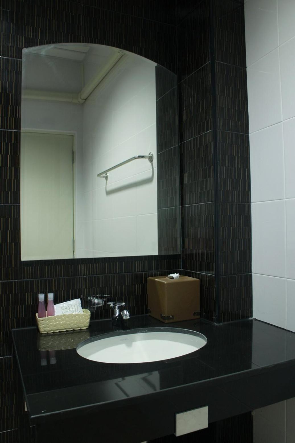 Twin Room with Private Bathroom photo 3