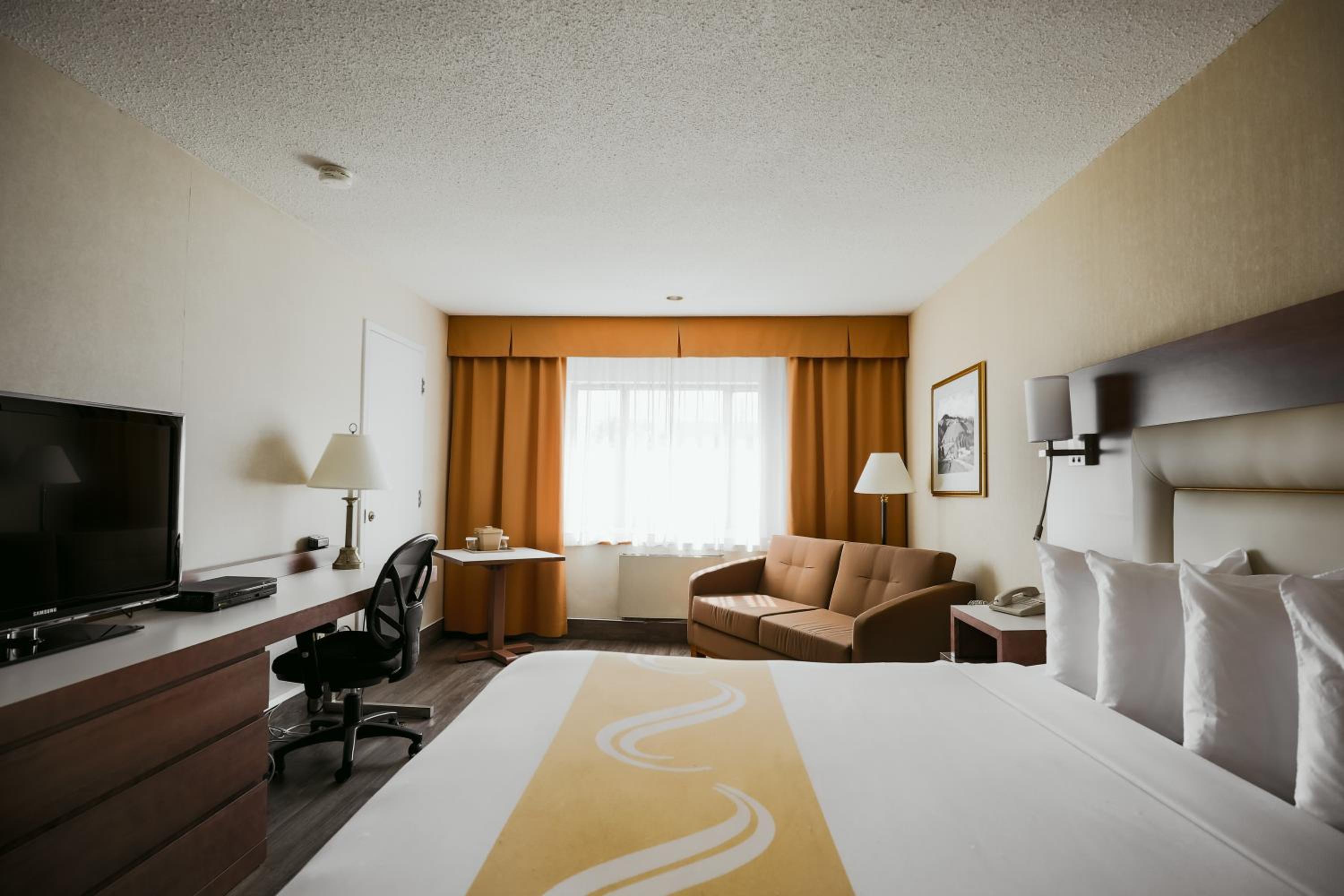 Executive King Room with Sofa Bed - Photo 7
