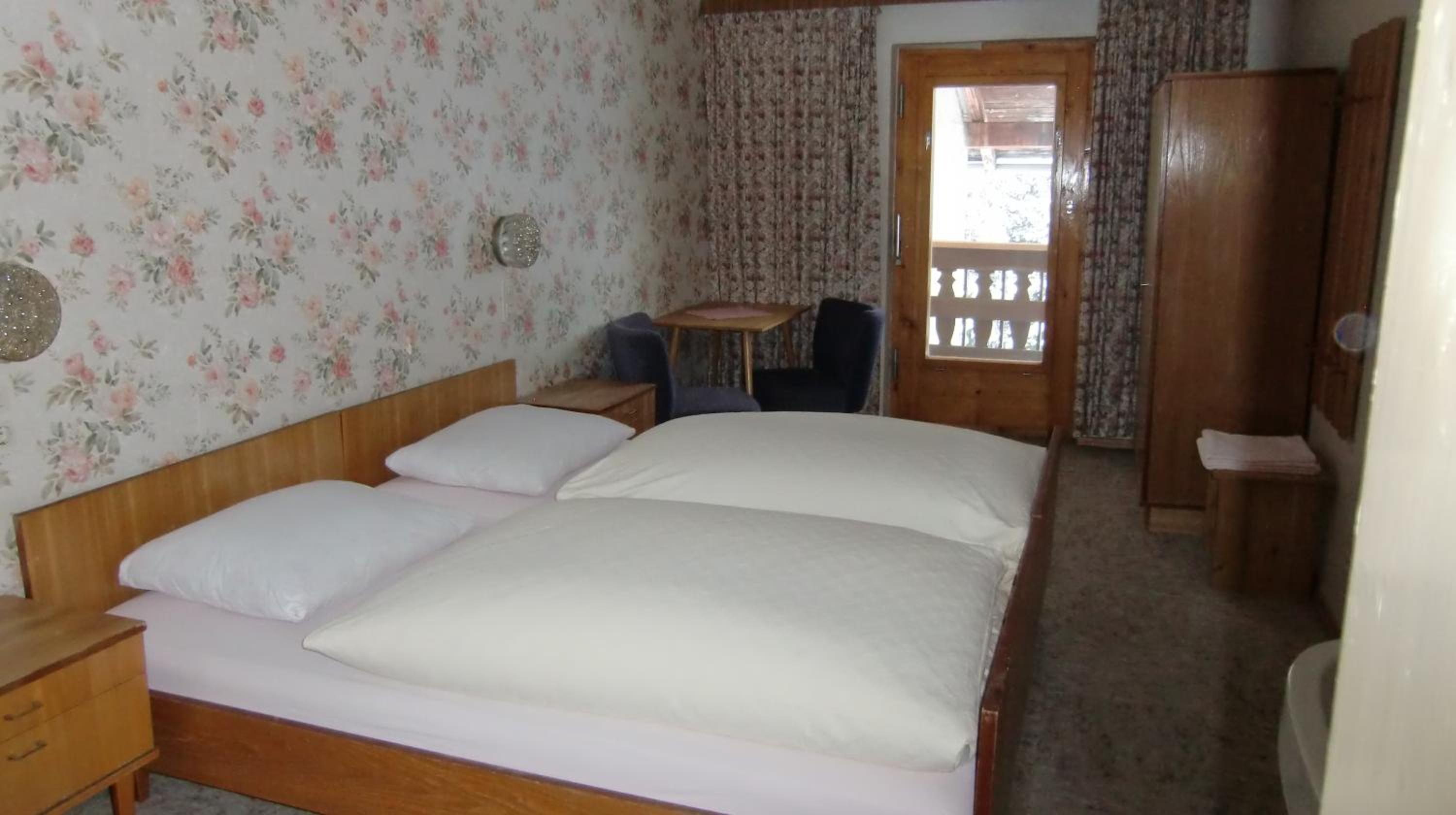 Double Room with Shared Bathroom photo 2