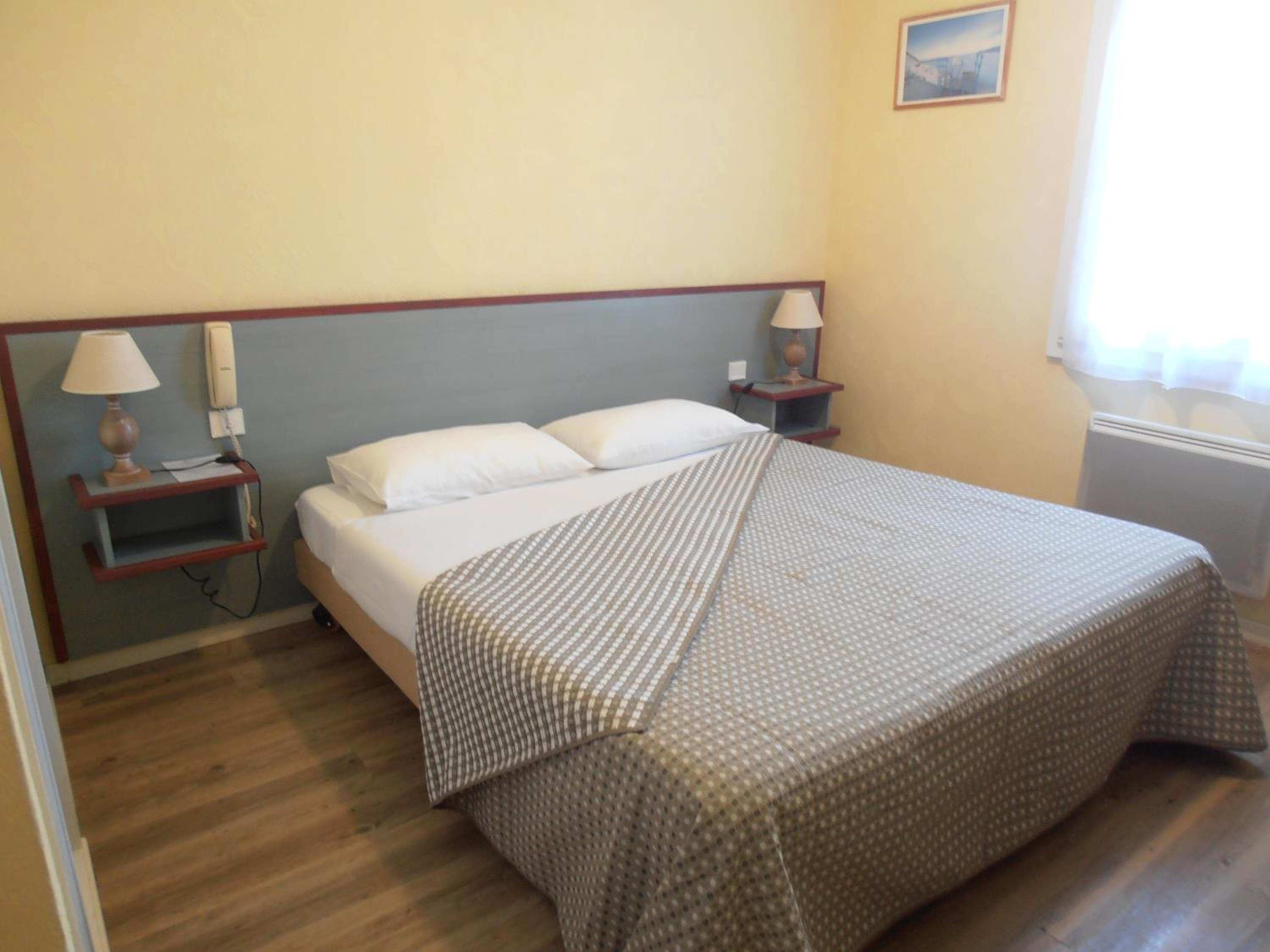 Double or Twin Room with Shower - Photo 4