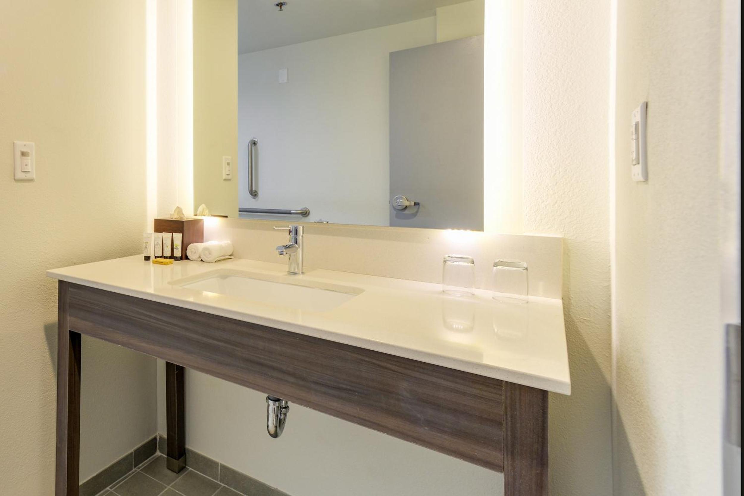 King Room with Roll-In Shower - Disability Access photo 2