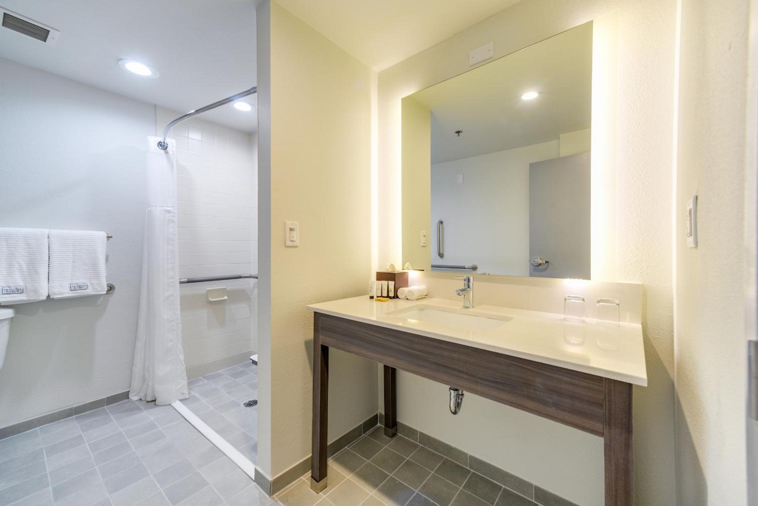 Accessible King Room photo 2