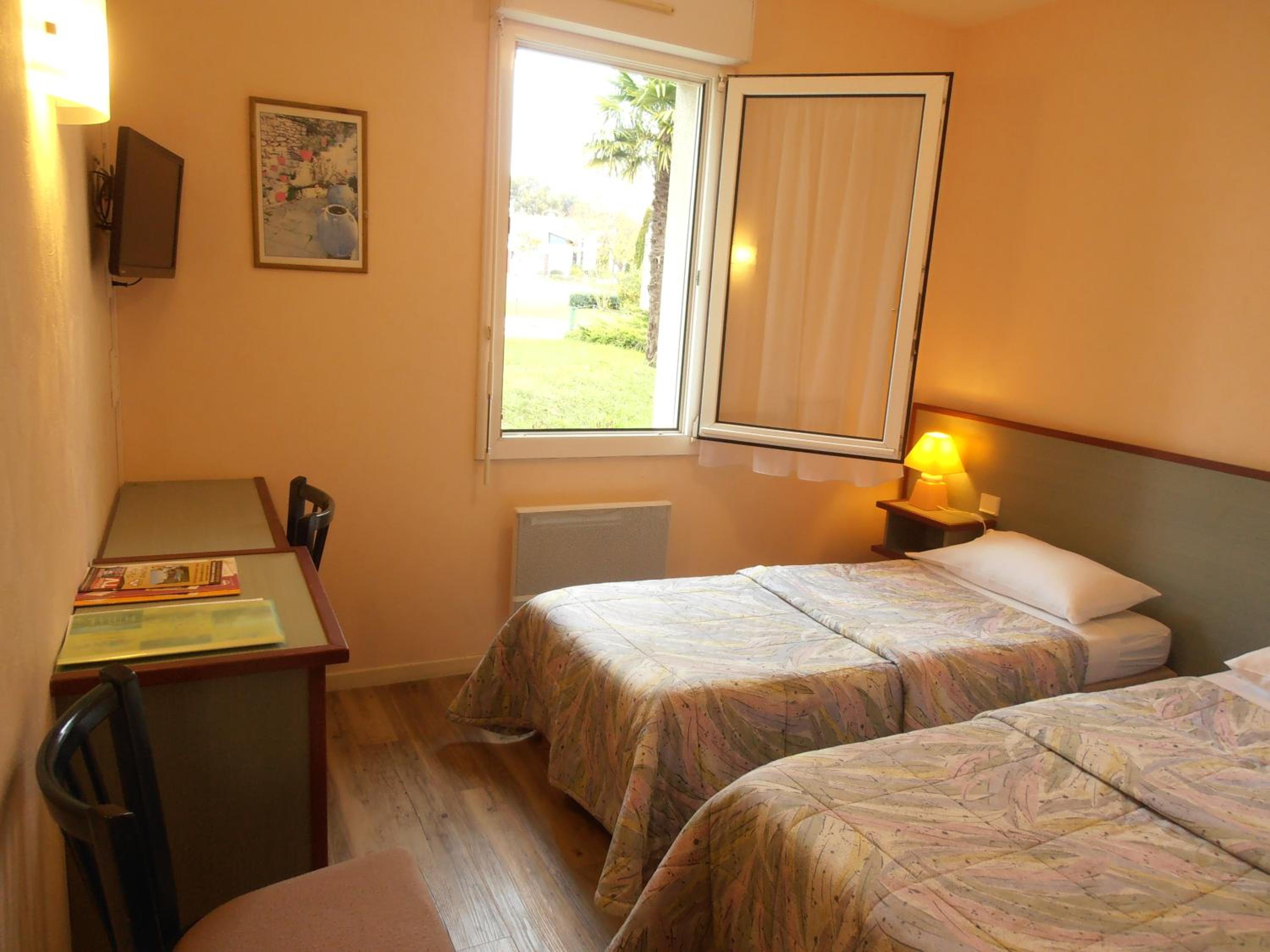 Double or Twin Room with Shower - Photo 8