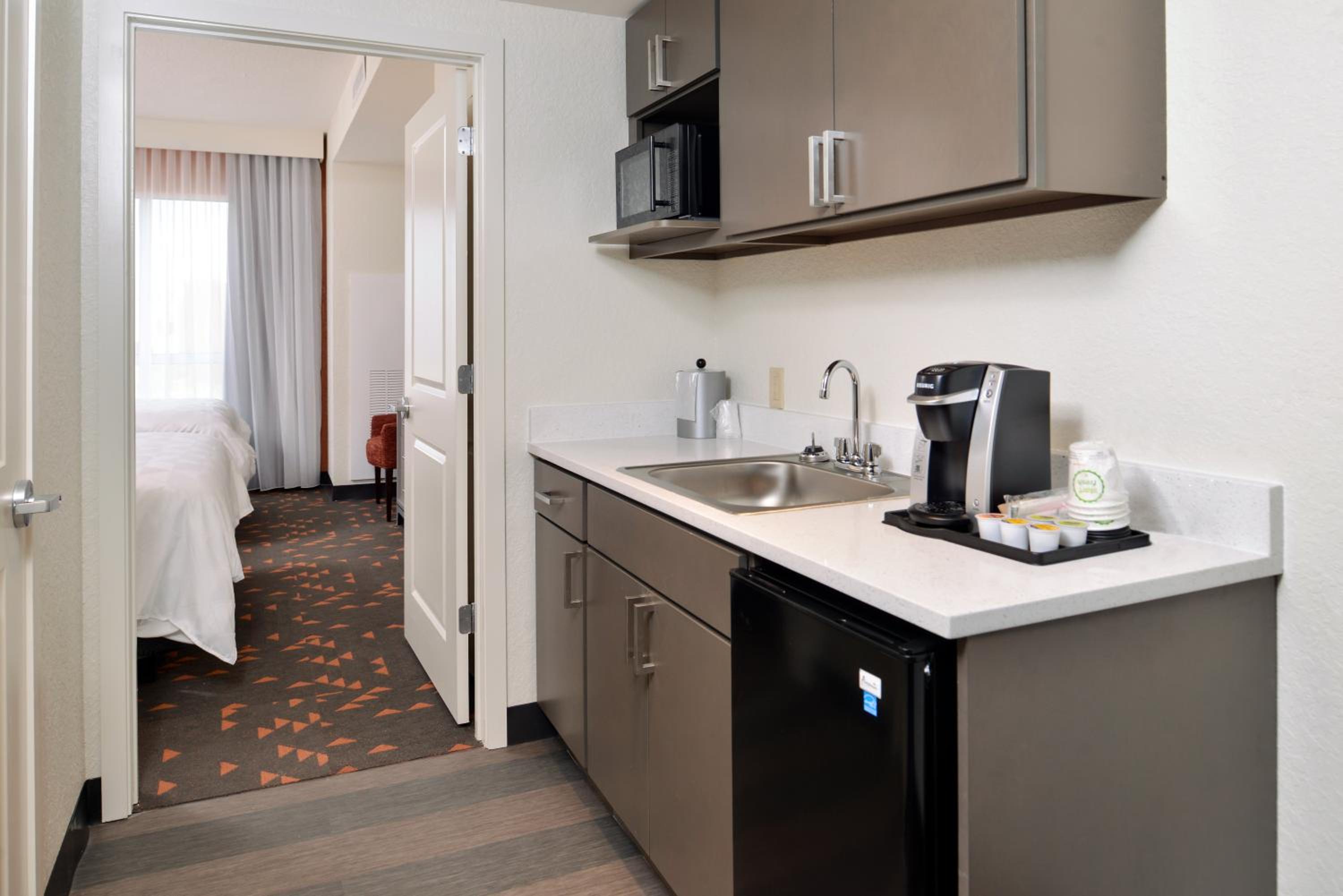 Queen Suite with Two Queen Beds thumbnail 5