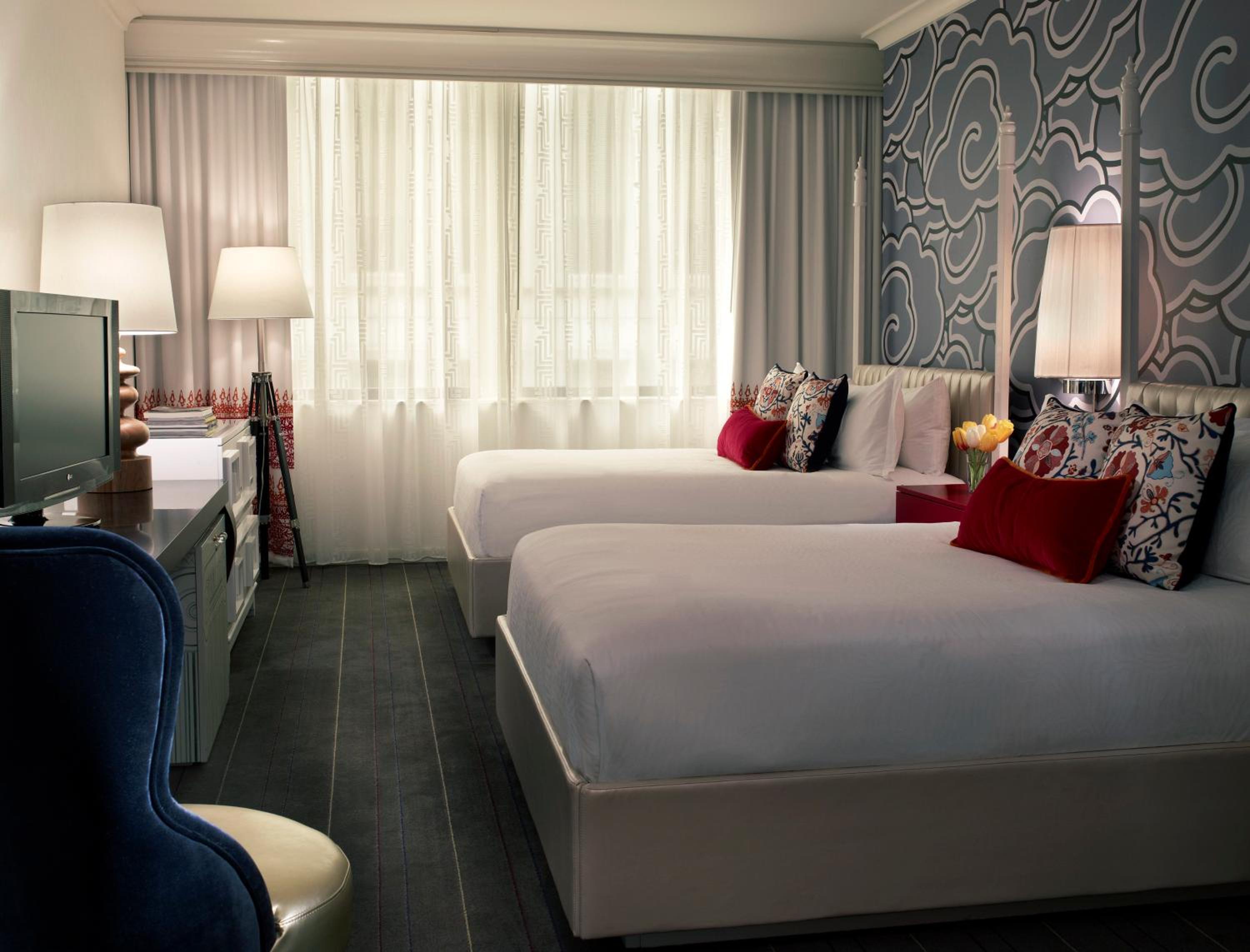 Premium Queen Room with Two Queen Beds - Photo 4