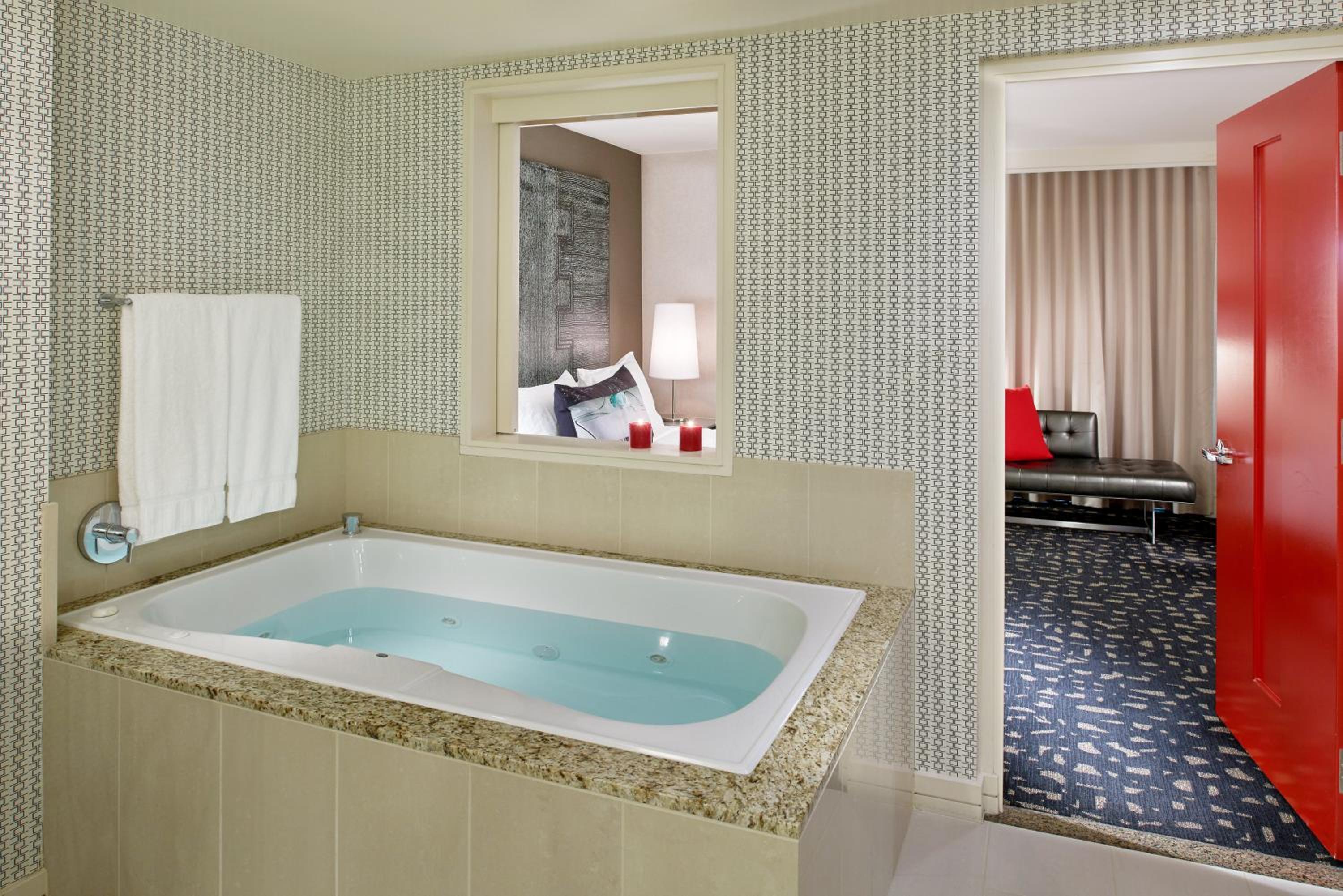 One-Bedroom King Suite with Beverly Hills View thumbnail 6