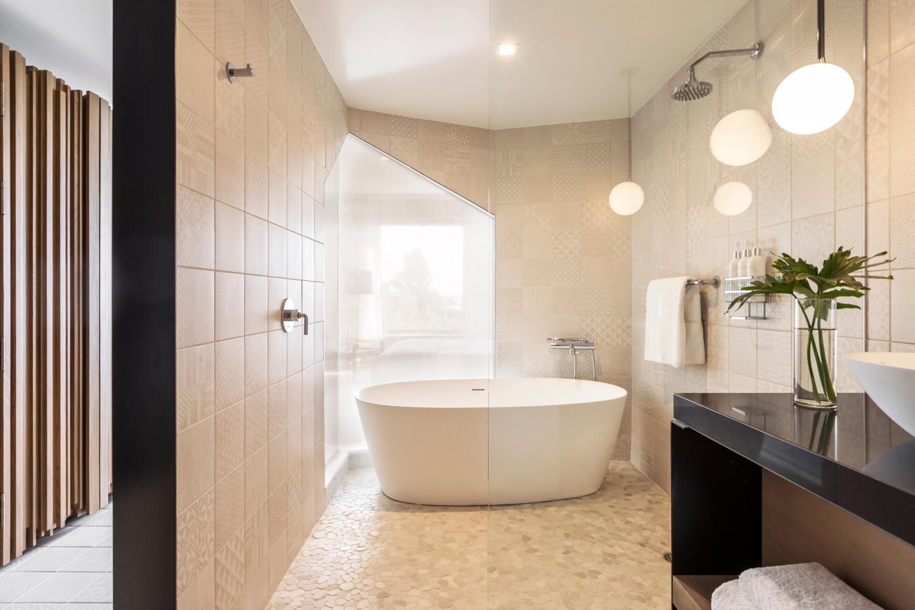 Premium King Room with Tub and Walk-In Shower thumbnail 5