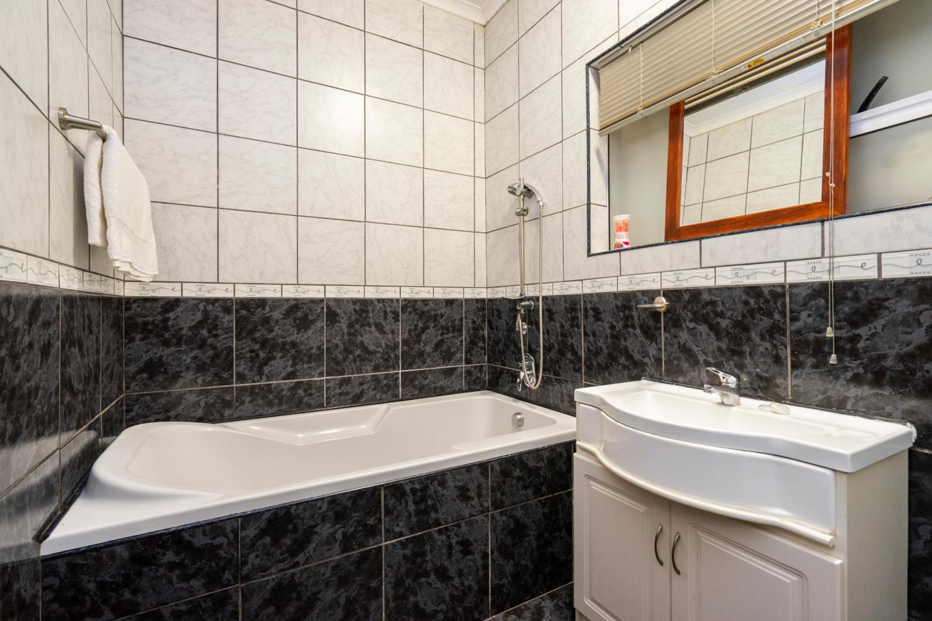 Deluxe Double Room (2 Adults + 1 Child) - Photo 4