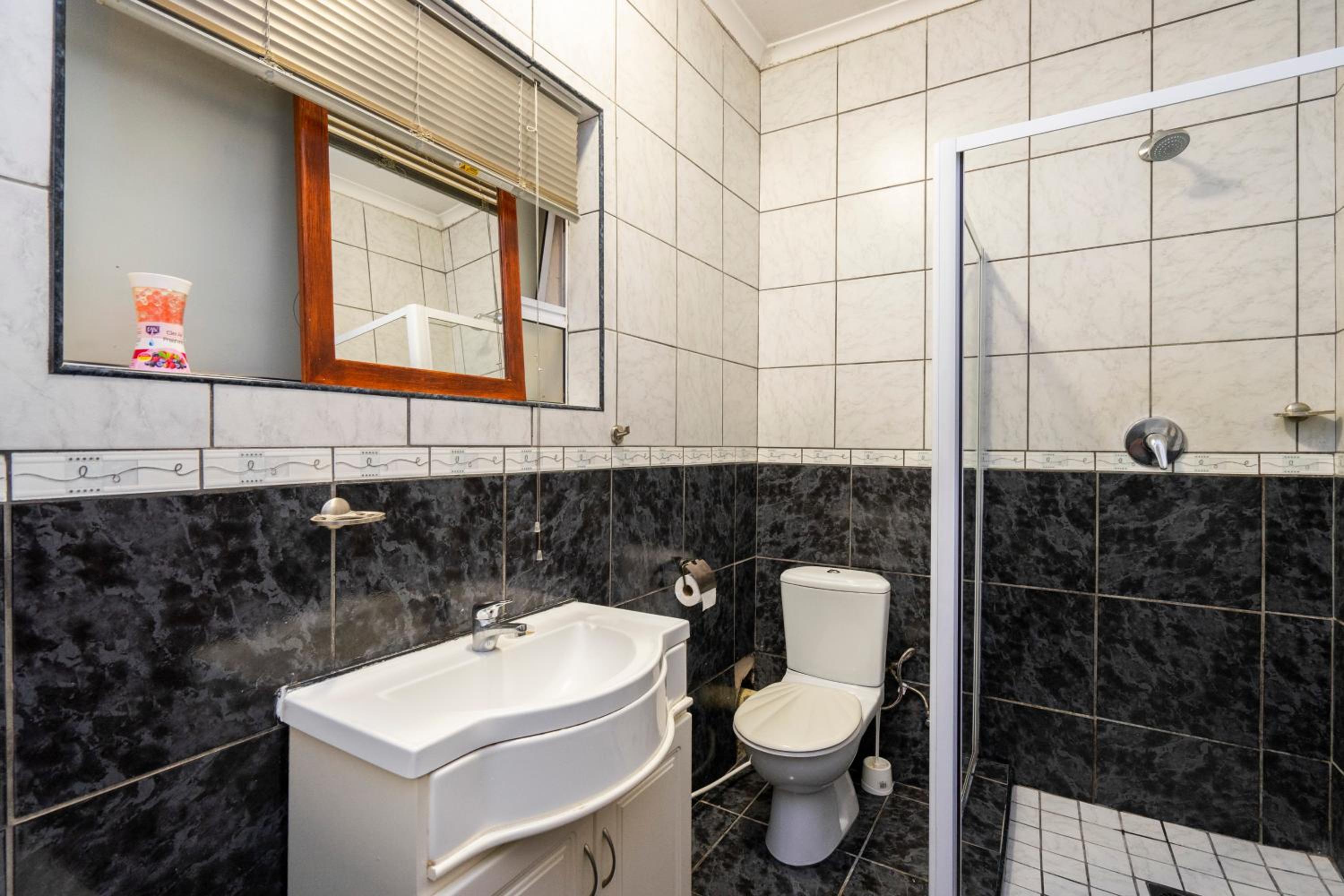 Deluxe Double Room (2 Adults + 1 Child) - Photo 3