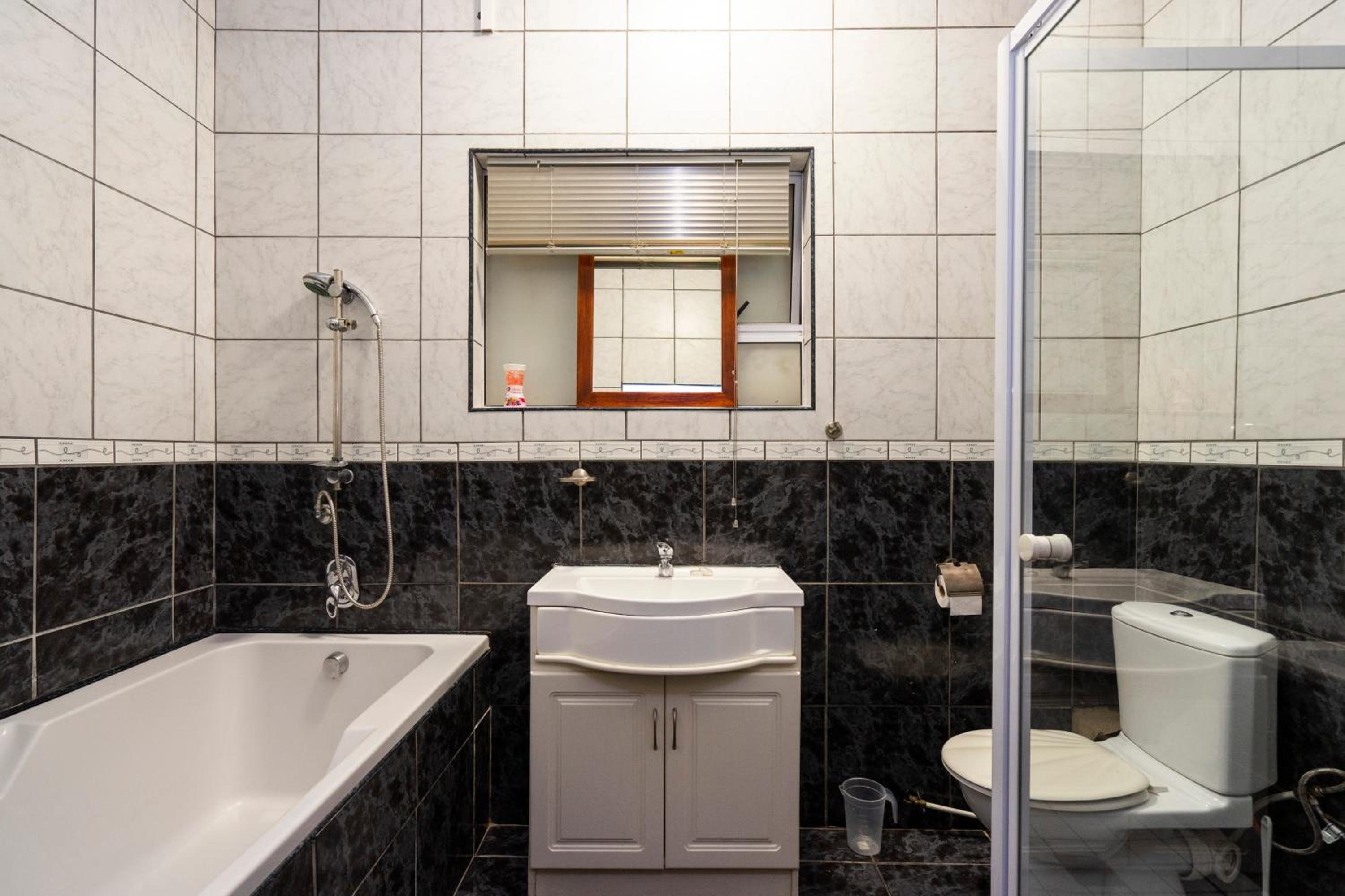 Deluxe Double Room (2 Adults + 1 Child) - Photo 18