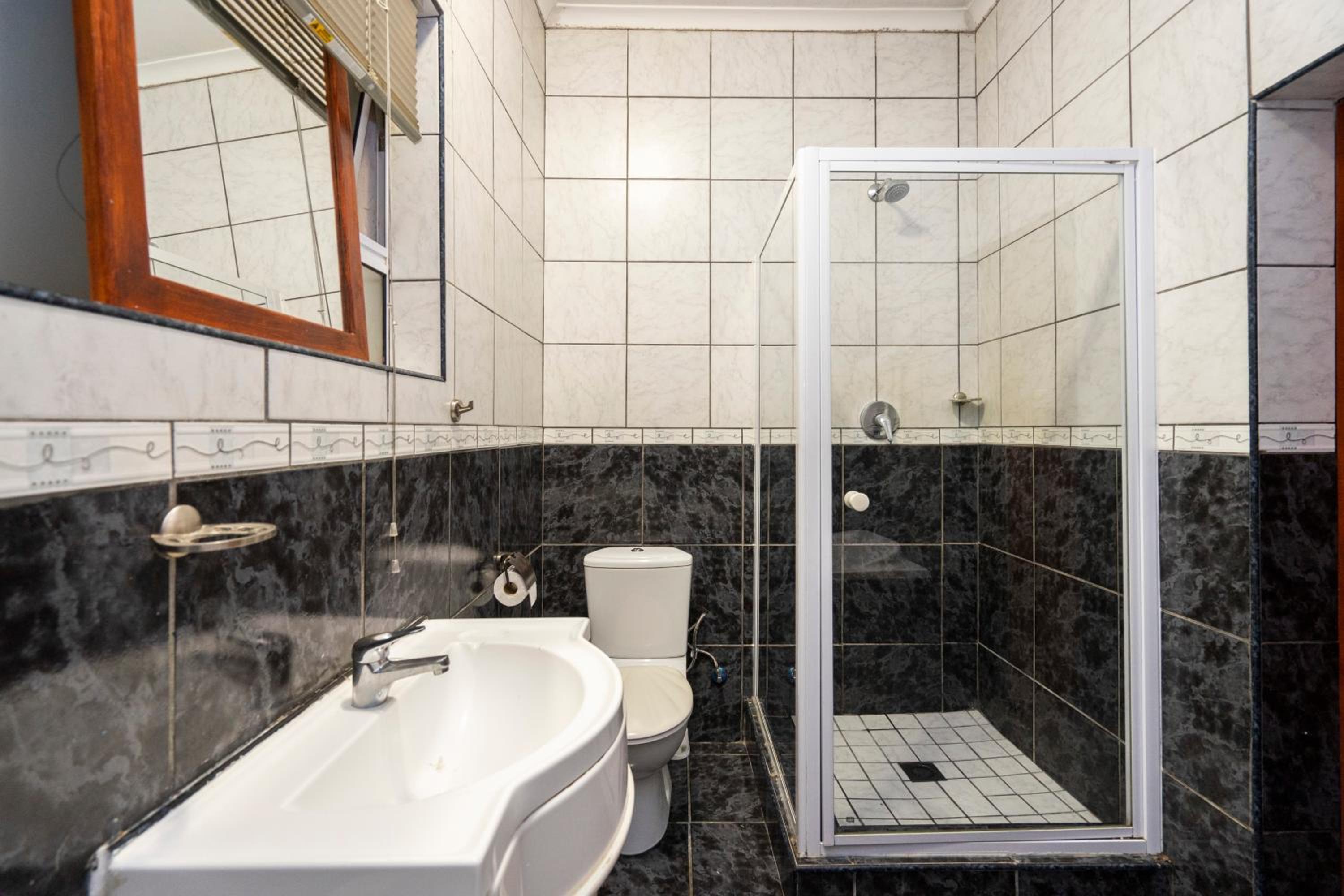 Deluxe Double Room (2 Adults + 1 Child) - Photo 5